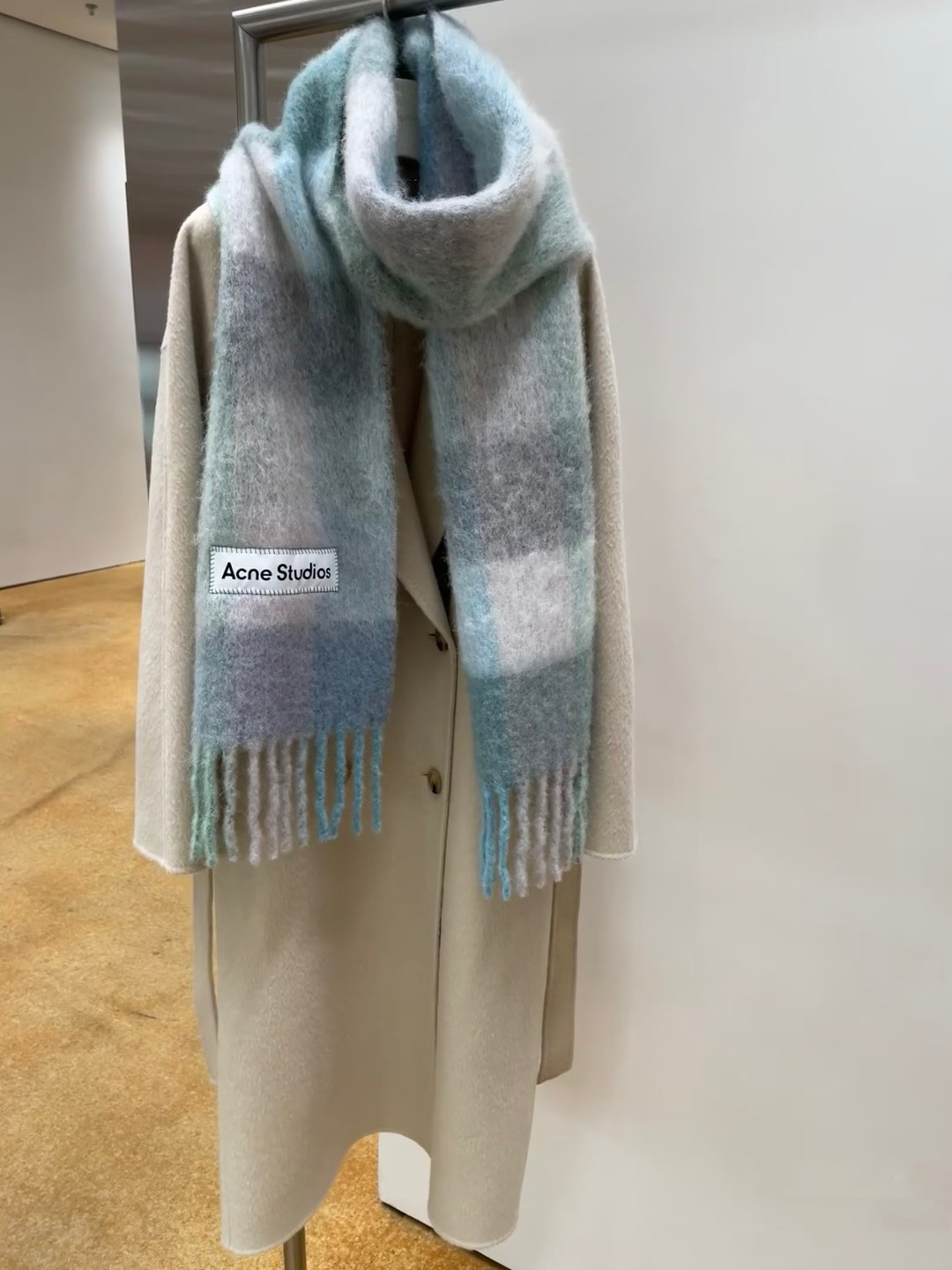 Review: ACNE’s New Mackerel Rainbow Scarf – Warm, Cozy, and Stylish Statement Piece - 图片 2