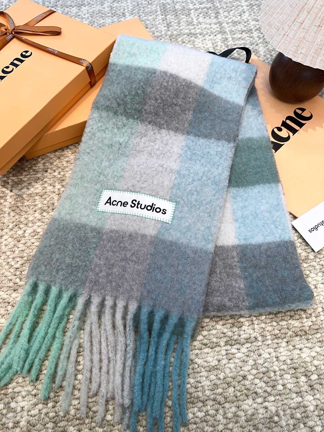Review: ACNE’s New Mackerel Rainbow Scarf – Warm, Cozy, and Stylish Statement Piece - 图片 6