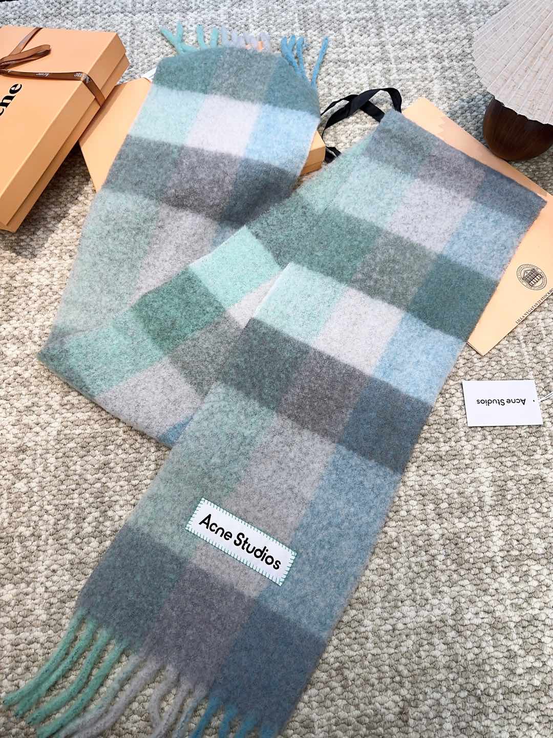 Review: ACNE’s New Mackerel Rainbow Scarf – Warm, Cozy, and Stylish Statement Piece - 图片 9