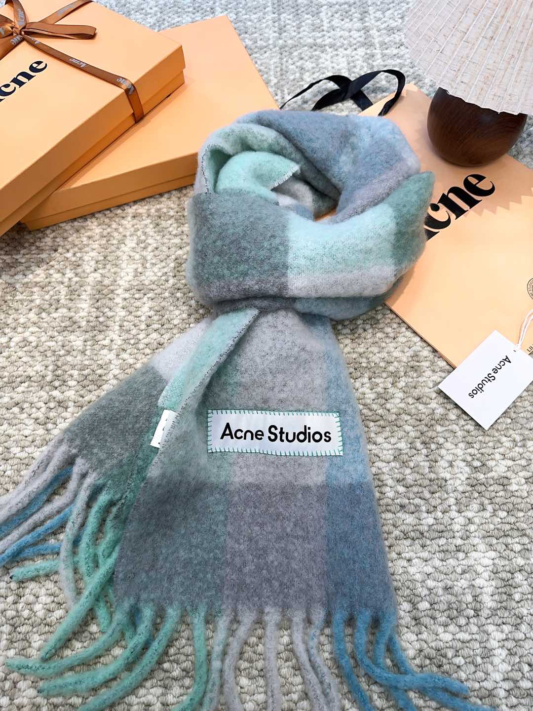 Review: ACNE’s New Mackerel Rainbow Scarf – Warm, Cozy, and Stylish Statement Piece - 图片 8