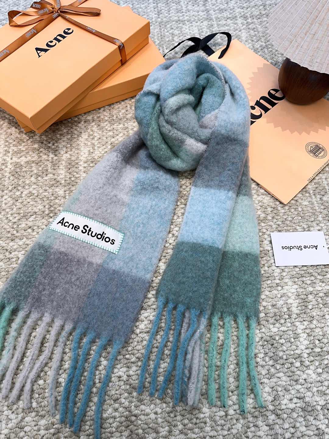 Review: ACNE’s New Mackerel Rainbow Scarf – Warm, Cozy, and Stylish Statement Piece - 图片 5