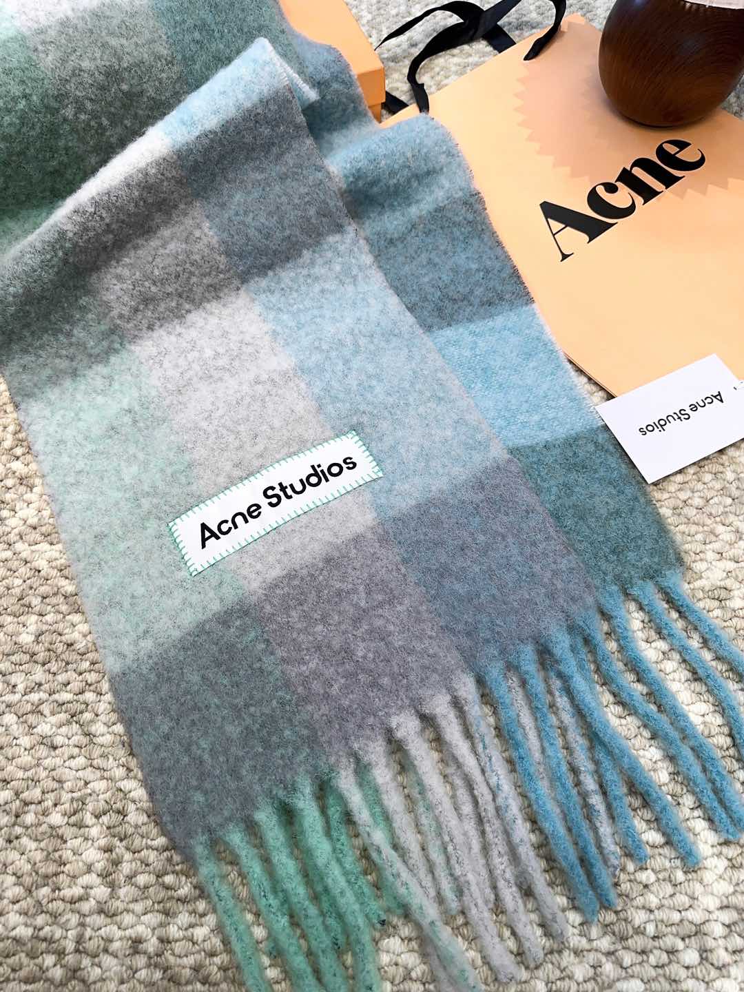 Review: ACNE’s New Mackerel Rainbow Scarf – Warm, Cozy, and Stylish Statement Piece - 图片 4