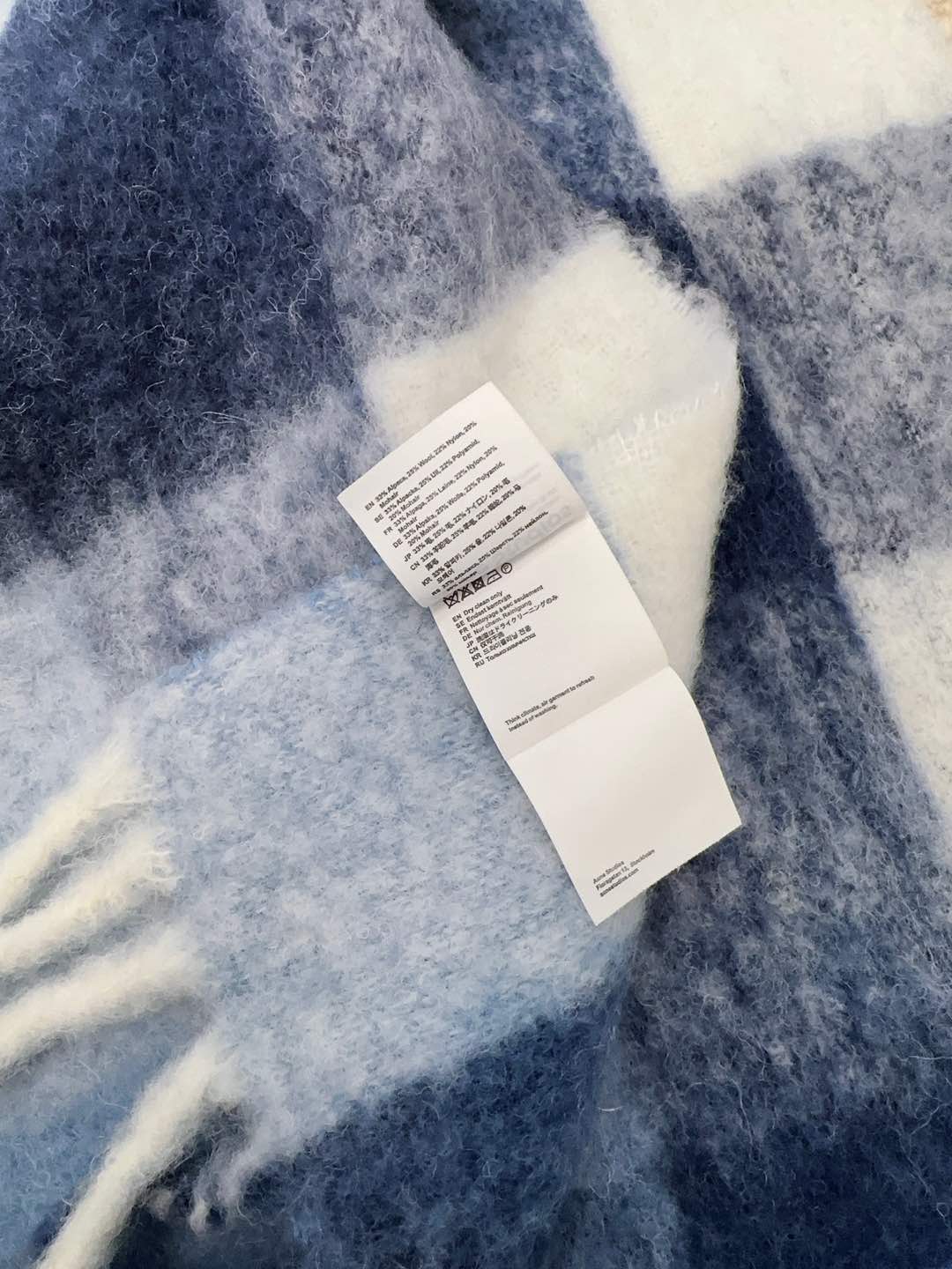 Review: ACNE’s “Valley” Mackerel Rainbow Scarf – Warm, Stylish, and High Quality - 图片 7