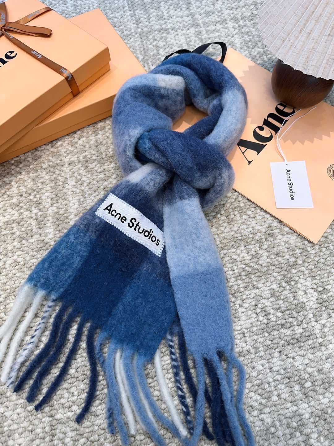 Review: ACNE’s “Valley” Mackerel Rainbow Scarf – Warm, Stylish, and High Quality - 图片 6