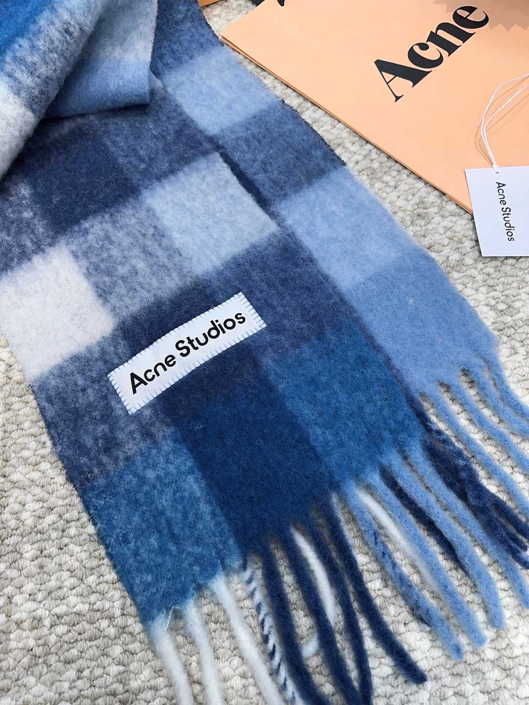Review: ACNE’s “Valley” Mackerel Rainbow Scarf – Warm, Stylish, and High Quality - 图片 4
