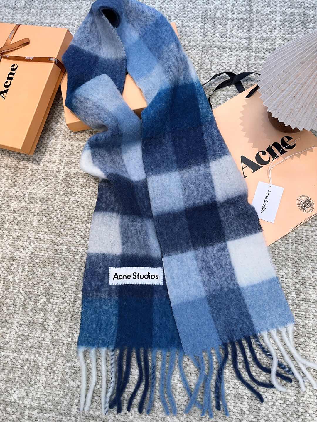 Review: ACNE’s “Valley” Mackerel Rainbow Scarf – Warm, Stylish, and High Quality - 图片 5