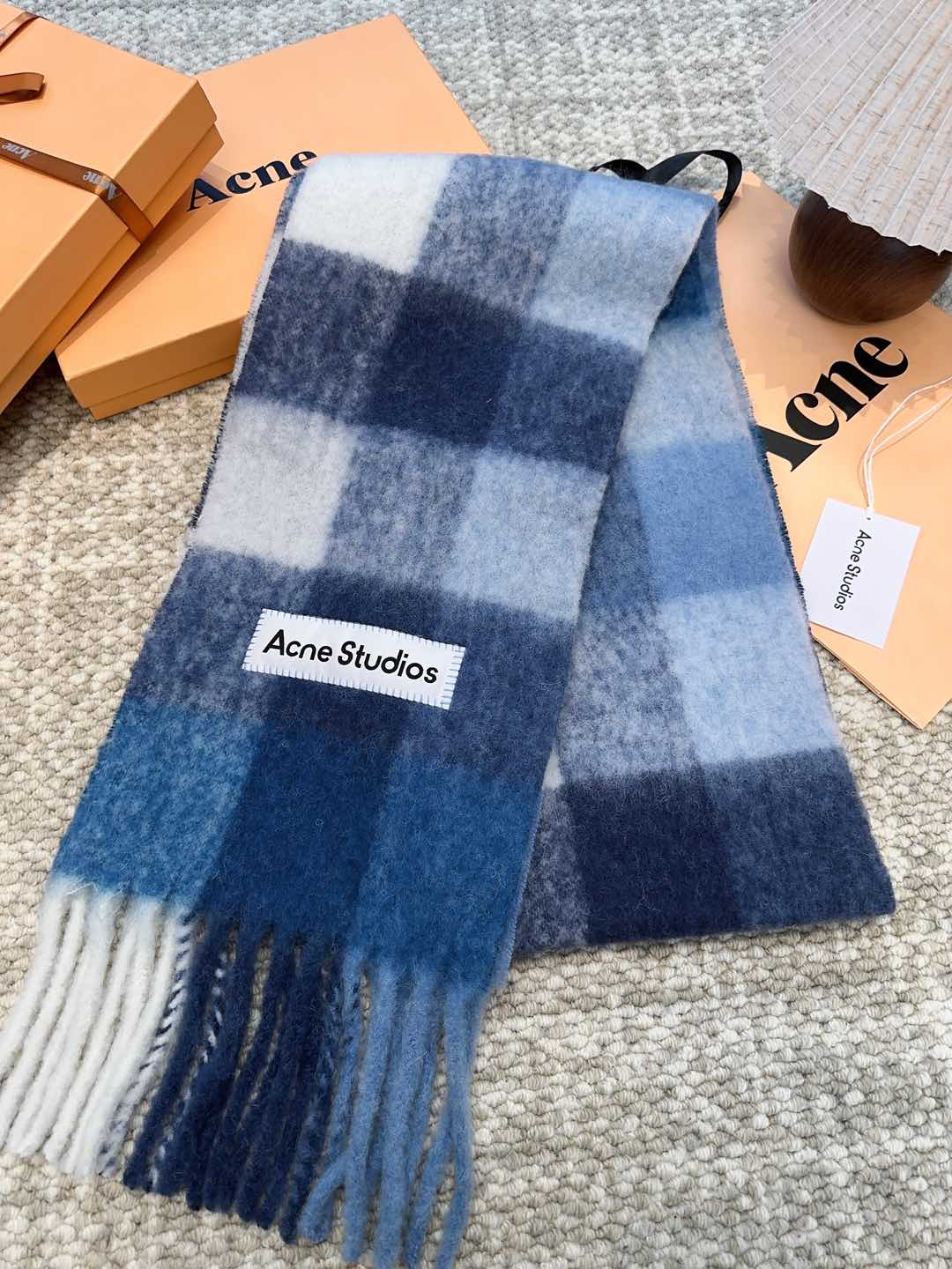 Review: ACNE’s “Valley” Mackerel Rainbow Scarf – Warm, Stylish, and High Quality - 图片 8