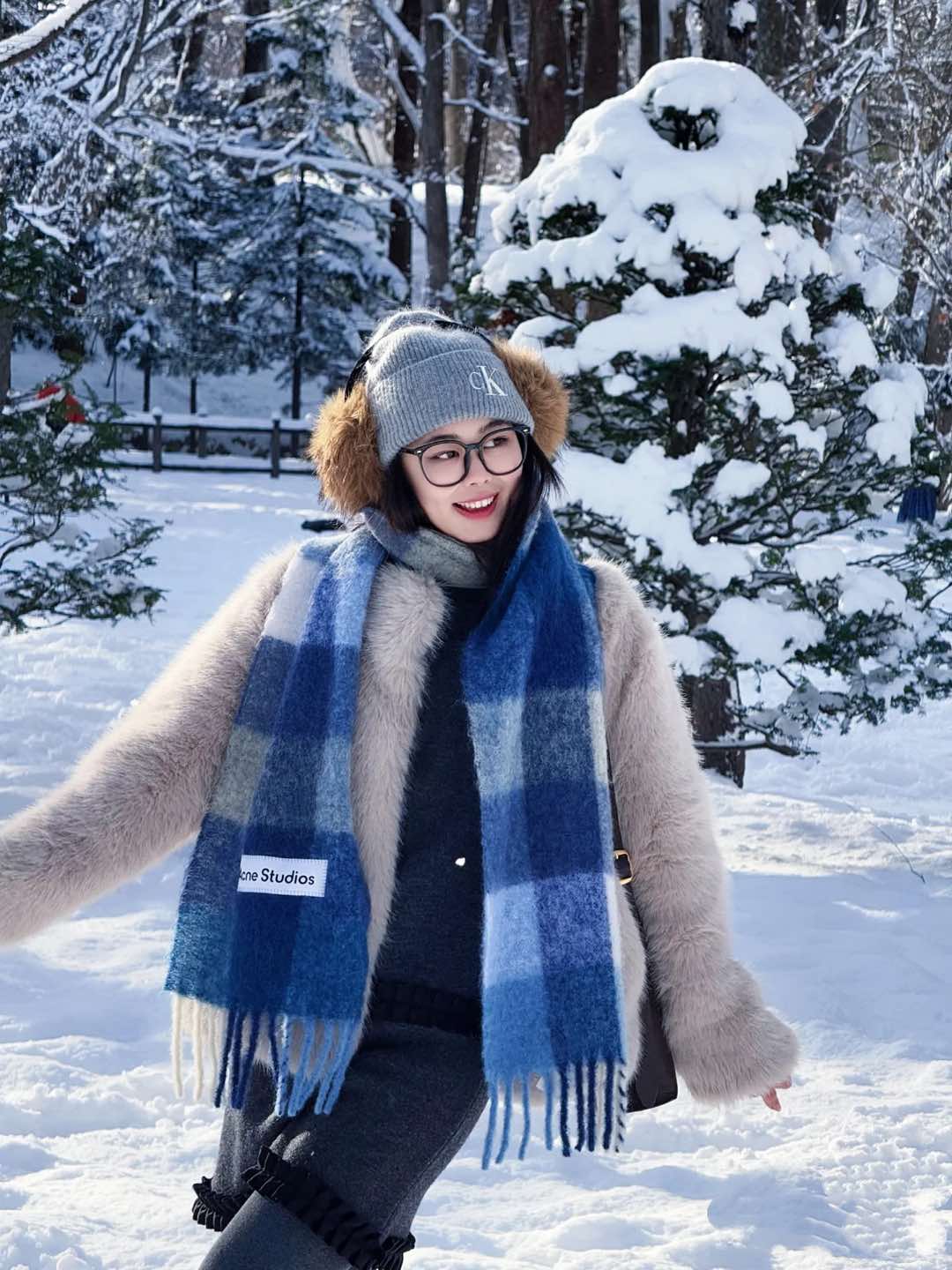 Review: ACNE’s “Valley” Mackerel Rainbow Scarf – Warm, Stylish, and High Quality