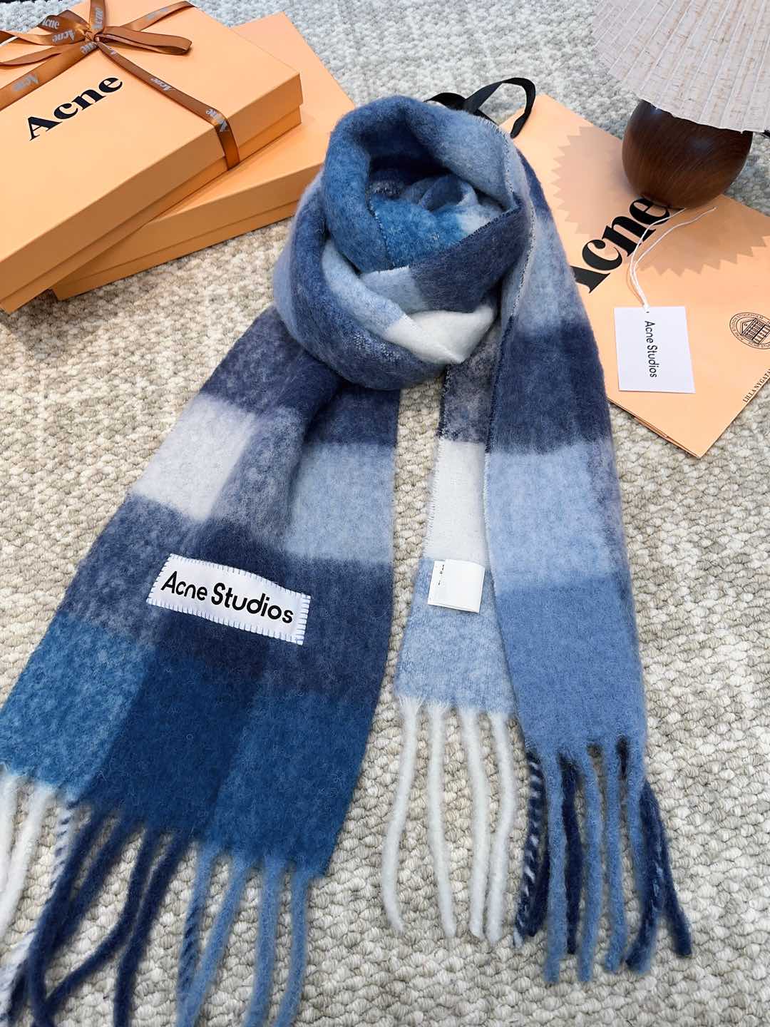 Review: ACNE’s “Valley” Mackerel Rainbow Scarf – Warm, Stylish, and High Quality - 图片 2