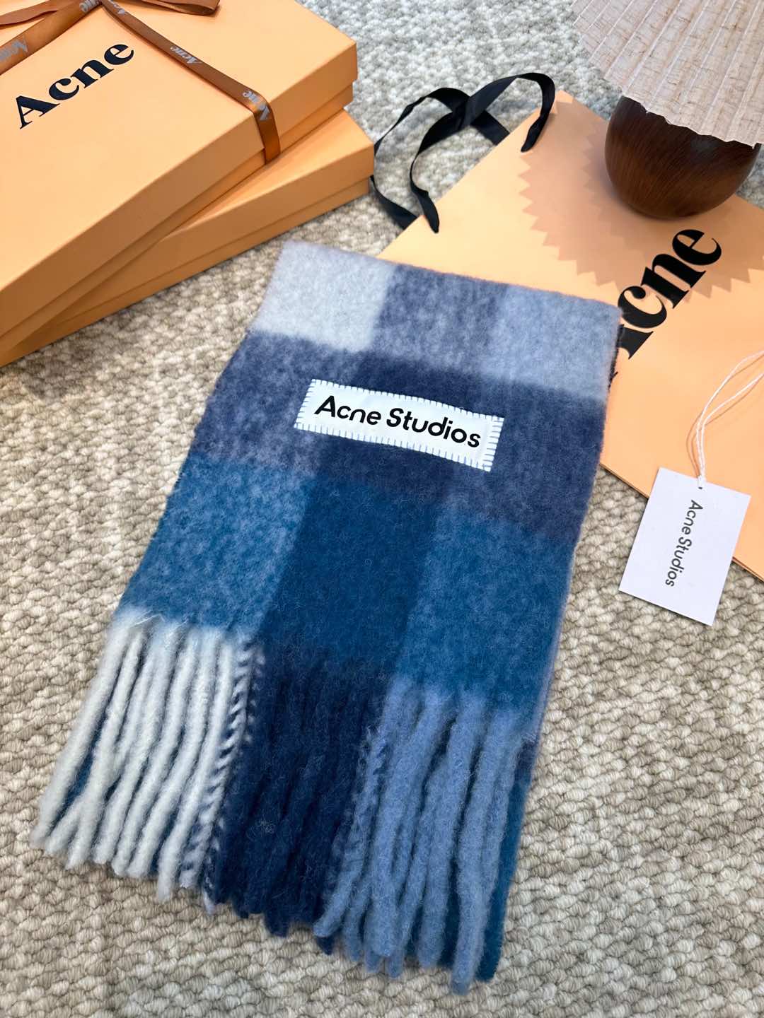 Review: ACNE’s “Valley” Mackerel Rainbow Scarf – Warm, Stylish, and High Quality - 图片 3