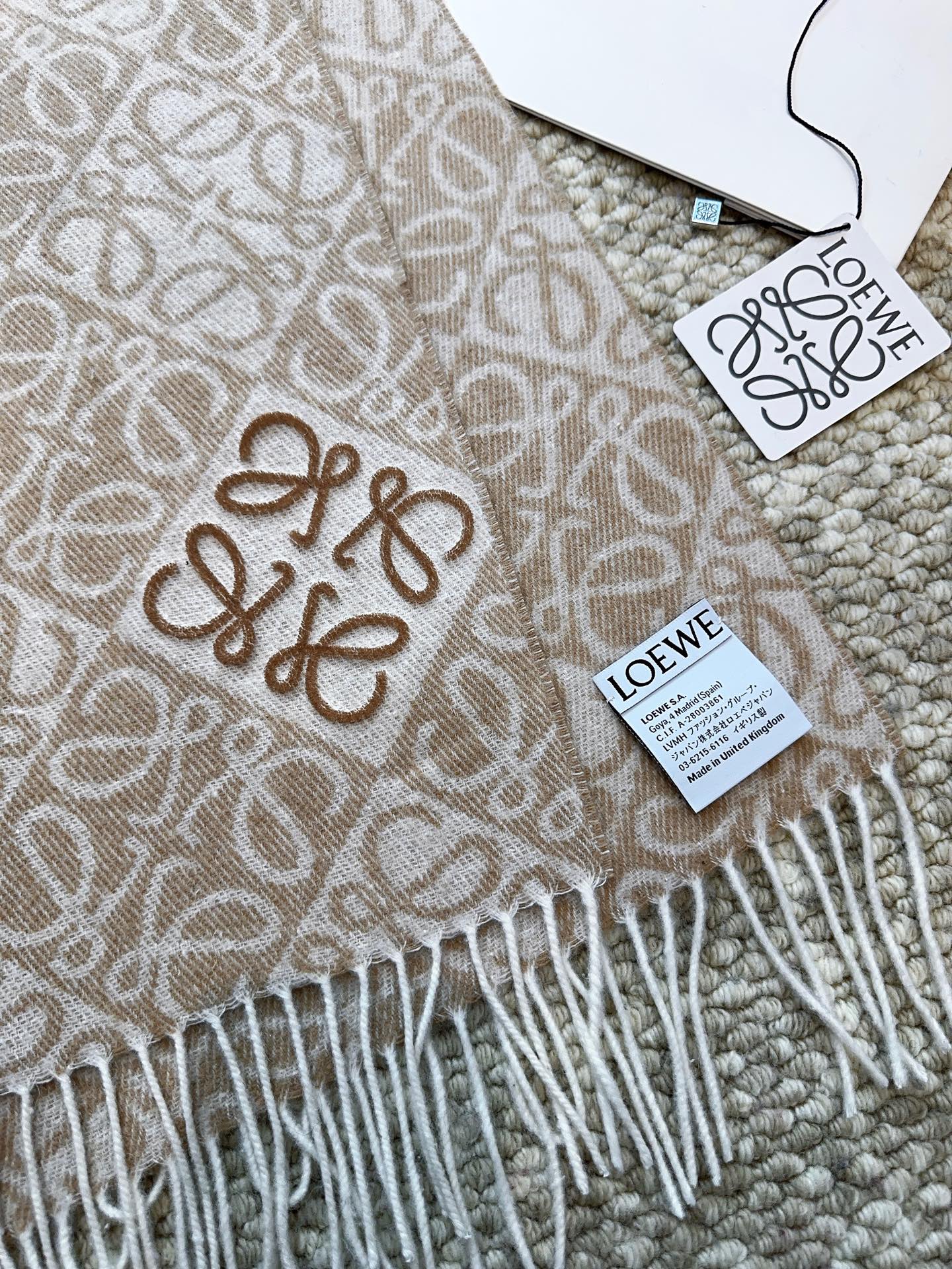 罗意威LOEWE2025最新款最火围巾，双面羊毛和羊绒围巾，点缀双色格纹 Anagram 缇花图案。奶