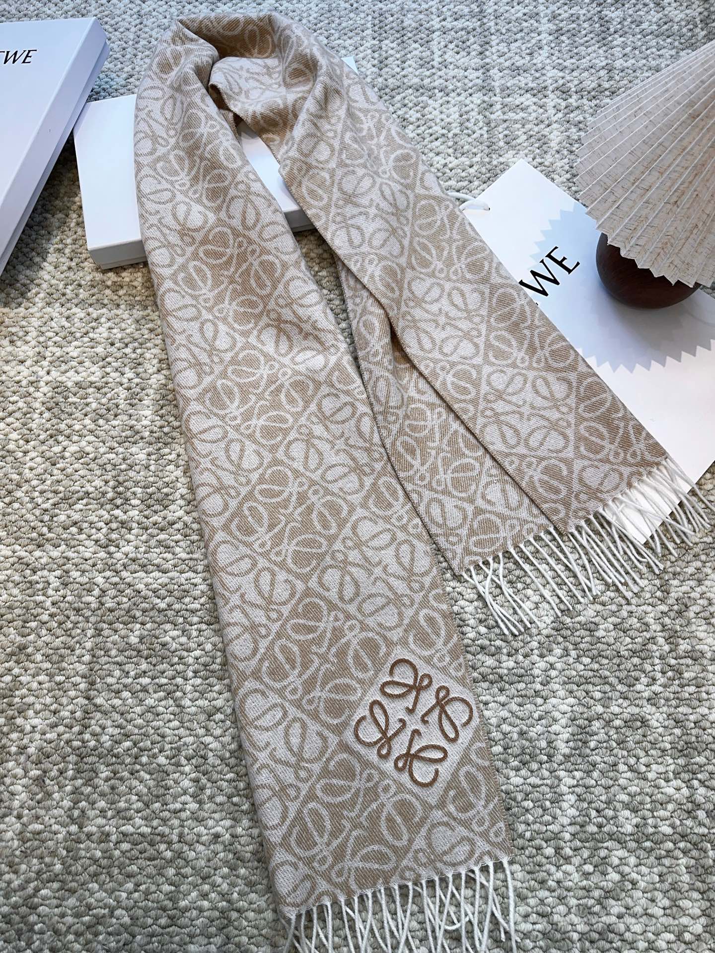  罗意威LOEWE2025最新款最火围巾，双面羊毛和羊绒围巾，点缀双色格纹 Anagram 缇花图案。奶