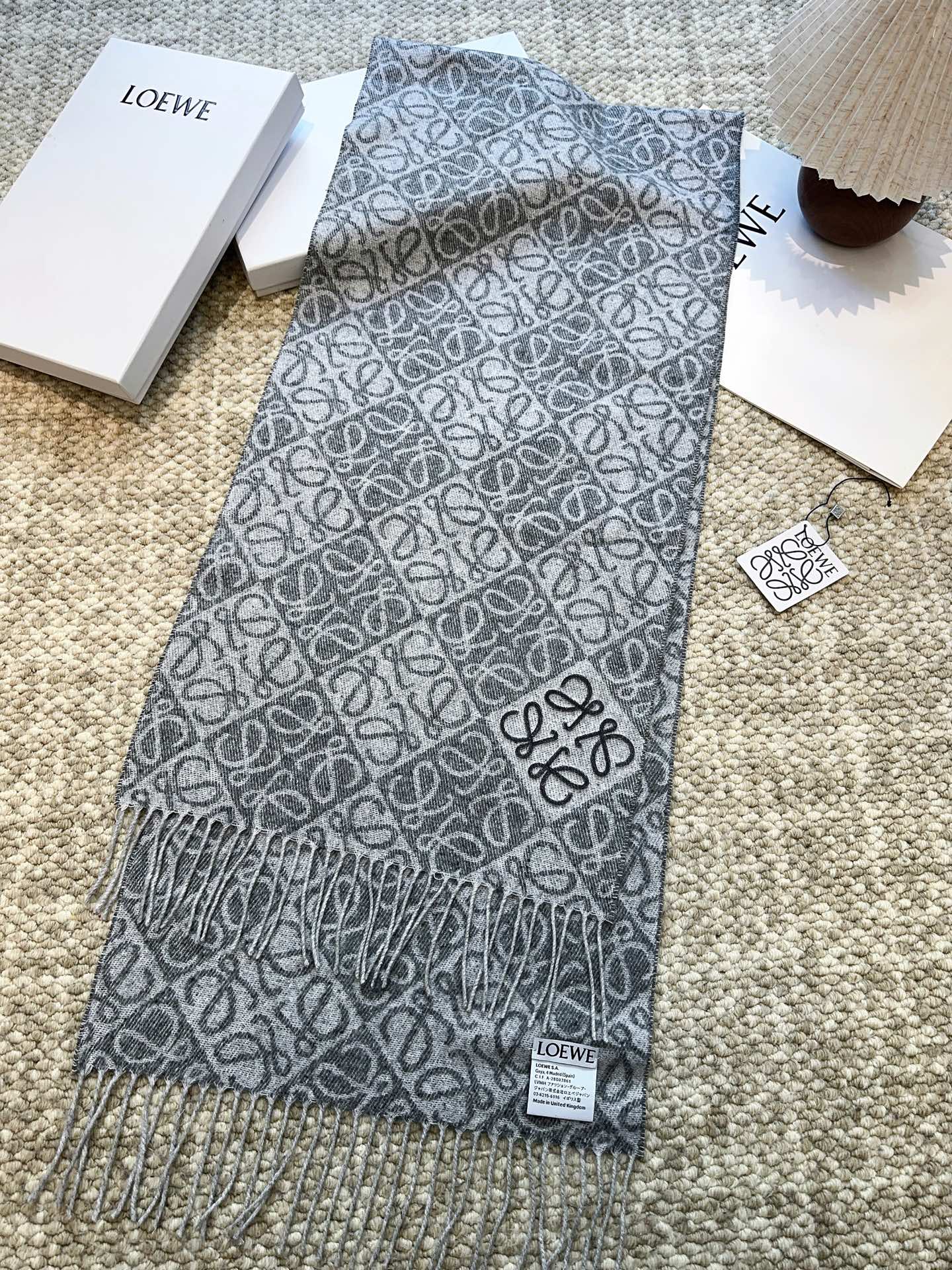  罗意威LOEWE2025最新款最火围巾，双面羊毛和羊绒围巾，点缀双色格纹 Anagram 缇花图案。奶