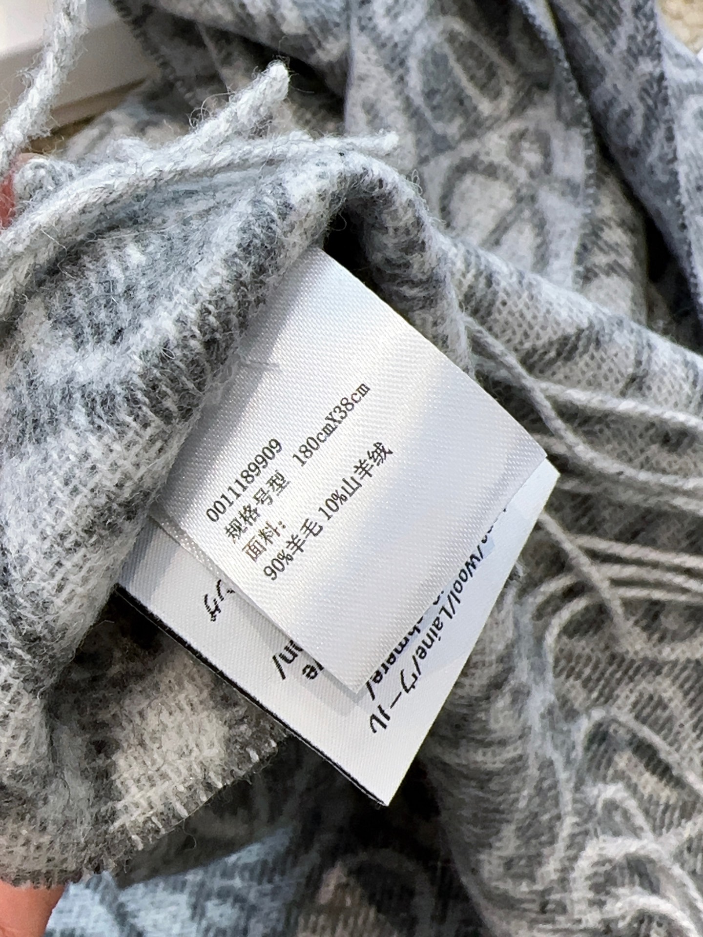P175 罗意威LOEWE2025最新款最火围巾，双面羊毛和羊绒围巾，点缀双色格纹 Anagram 缇花图案。奶茶色此款围巾号称断货王，上身效果真是没话说！专柜对版的植绒标到货