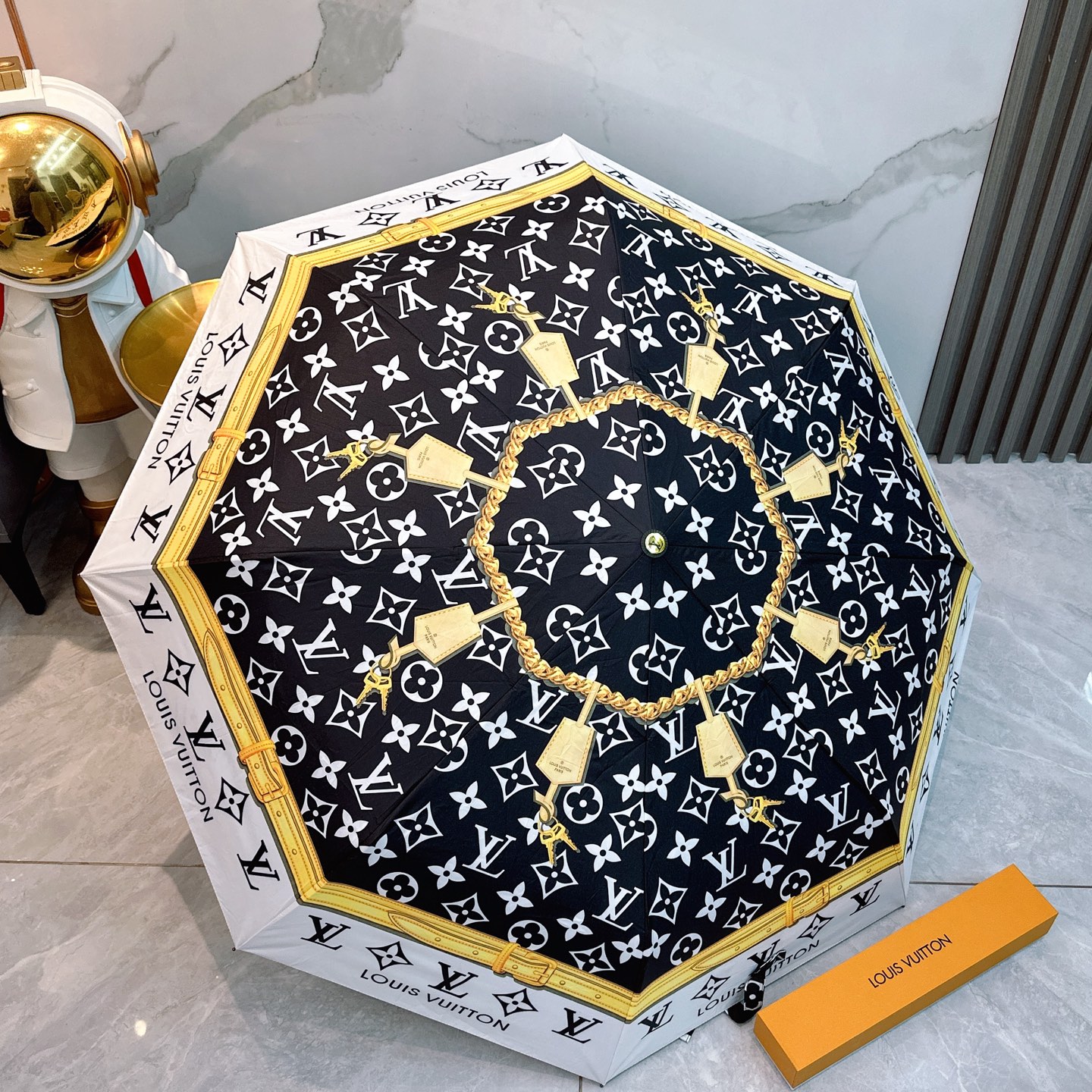  LV 路易威登三折防晒睛雨伞🔥🔥 夏季新款 全自动折叠晴雨伞 
内里黑色涂层防晒有效阻隔紫外线99%，