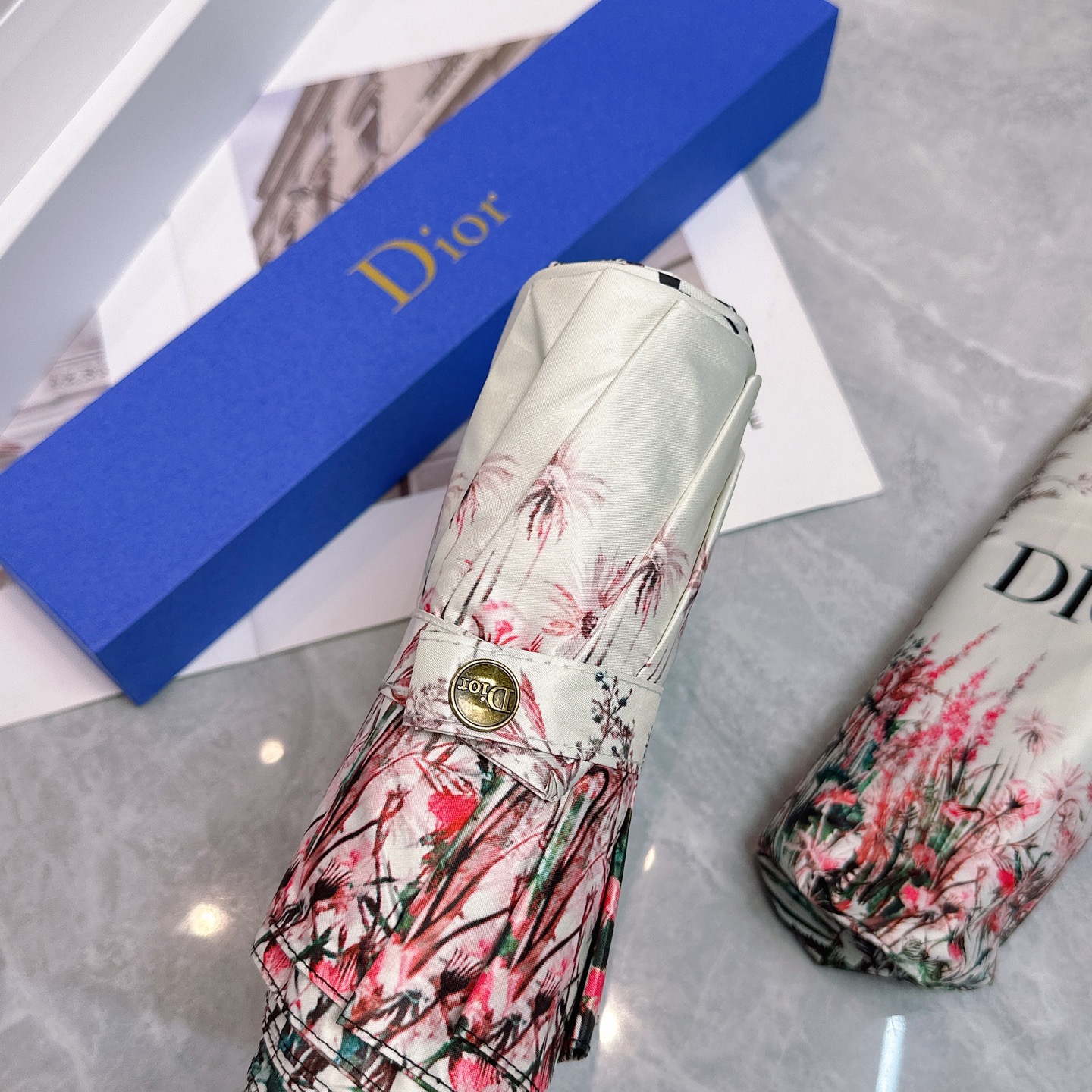  Dior（迪奥）新款爆款🔥 三折自动折叠晴雨伞 选用台湾进口UV防紫外线伞布 原单代工级品质  🌹
