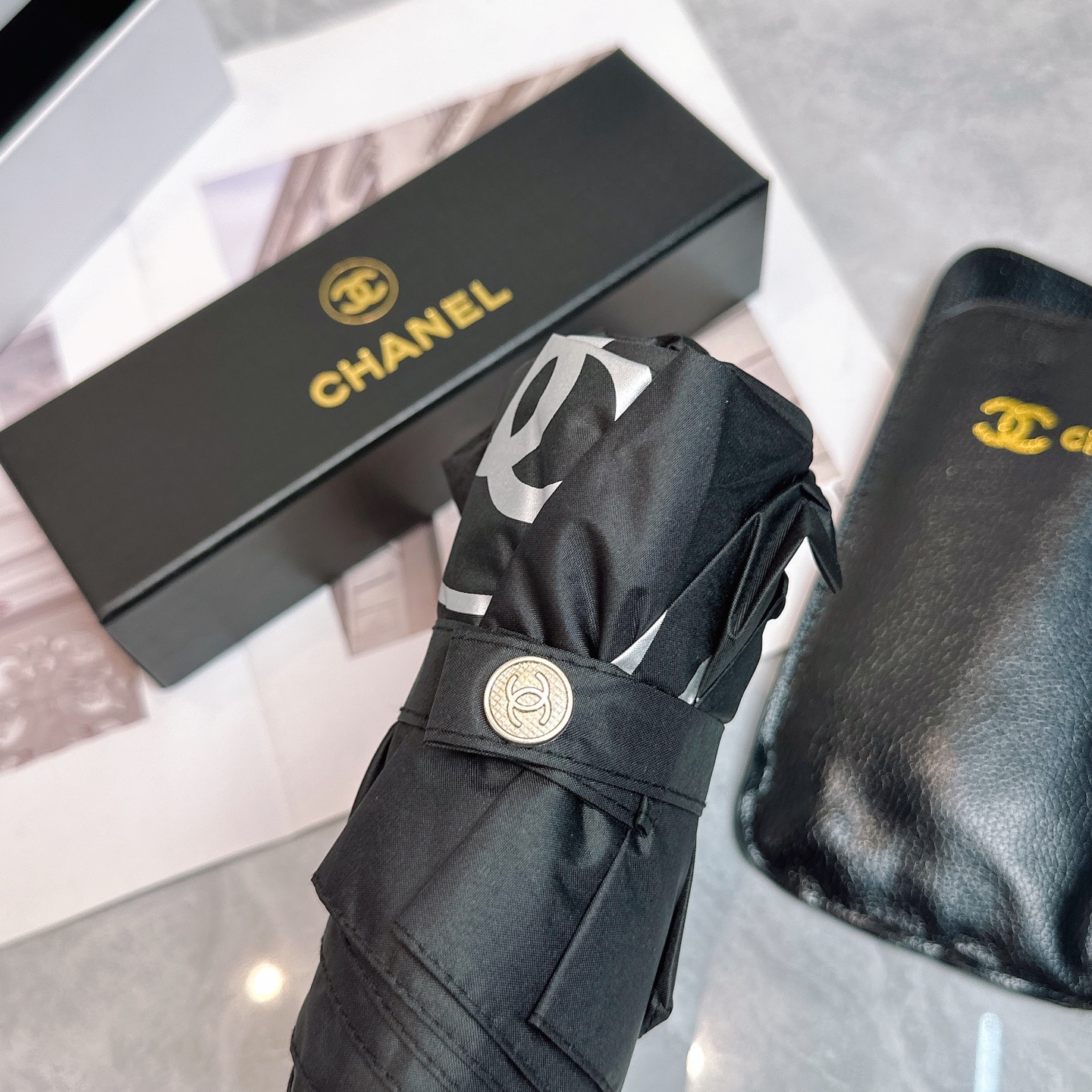  CHANEL（香奈儿）新款 五折 折叠晴雨伞  时尚原单代工品质 细节精致 看得见的品质 打破一成不变