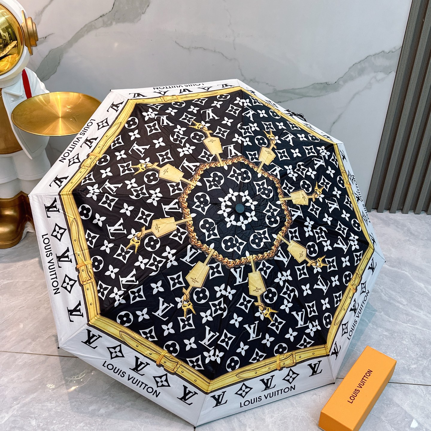  LV 路易威登新款老花五折手开晴雨伞 
内里黑色涂层防晒有效阻隔紫外线99%，UPF>50 
所以能起