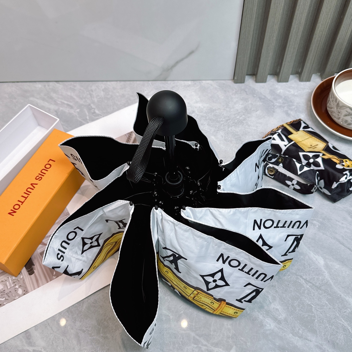  LV 路易威登新款老花五折手开晴雨伞 
内里黑色涂层防晒有效阻隔紫外线99%，UPF>50 
所以能起