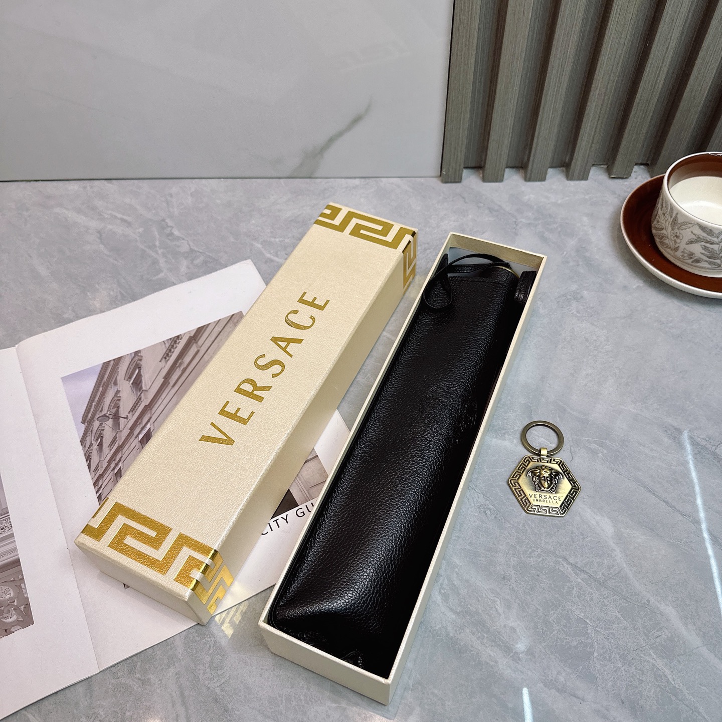  范思哲（VERSACE） 夏季新款 全自动折叠晴雨伞 
黑色涂层防晒有效阻隔紫外线99%，UPF>50