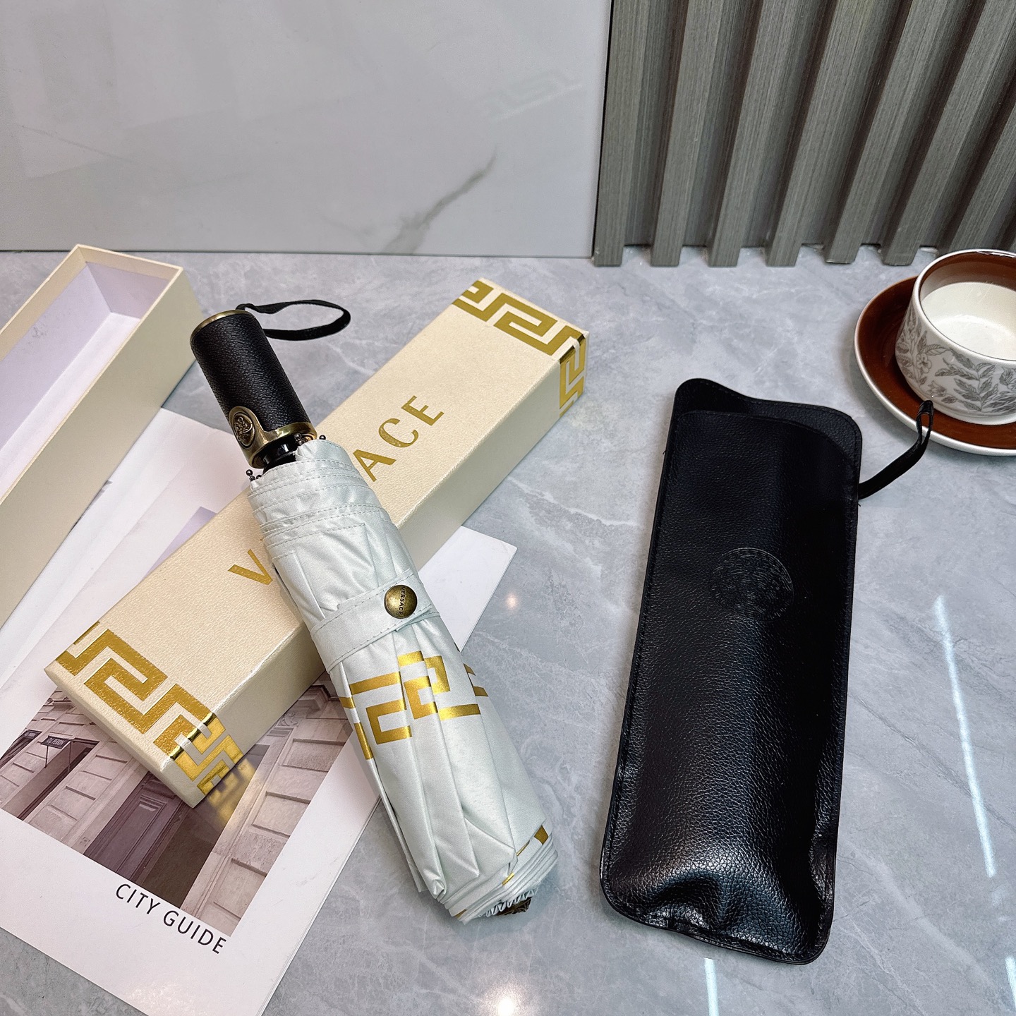  范思哲（VERSACE） 夏季新款 全自动折叠晴雨伞 
黑色涂层防晒有效阻隔紫外线99%，UPF>50
