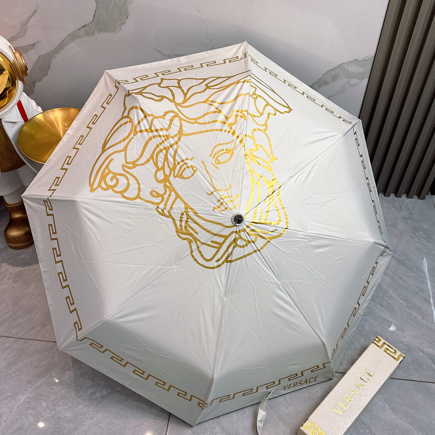  范思哲（VERSACE） 夏季新款 全自动折叠晴雨伞 
黑色涂层防晒有效阻隔紫外线99%，UPF>50