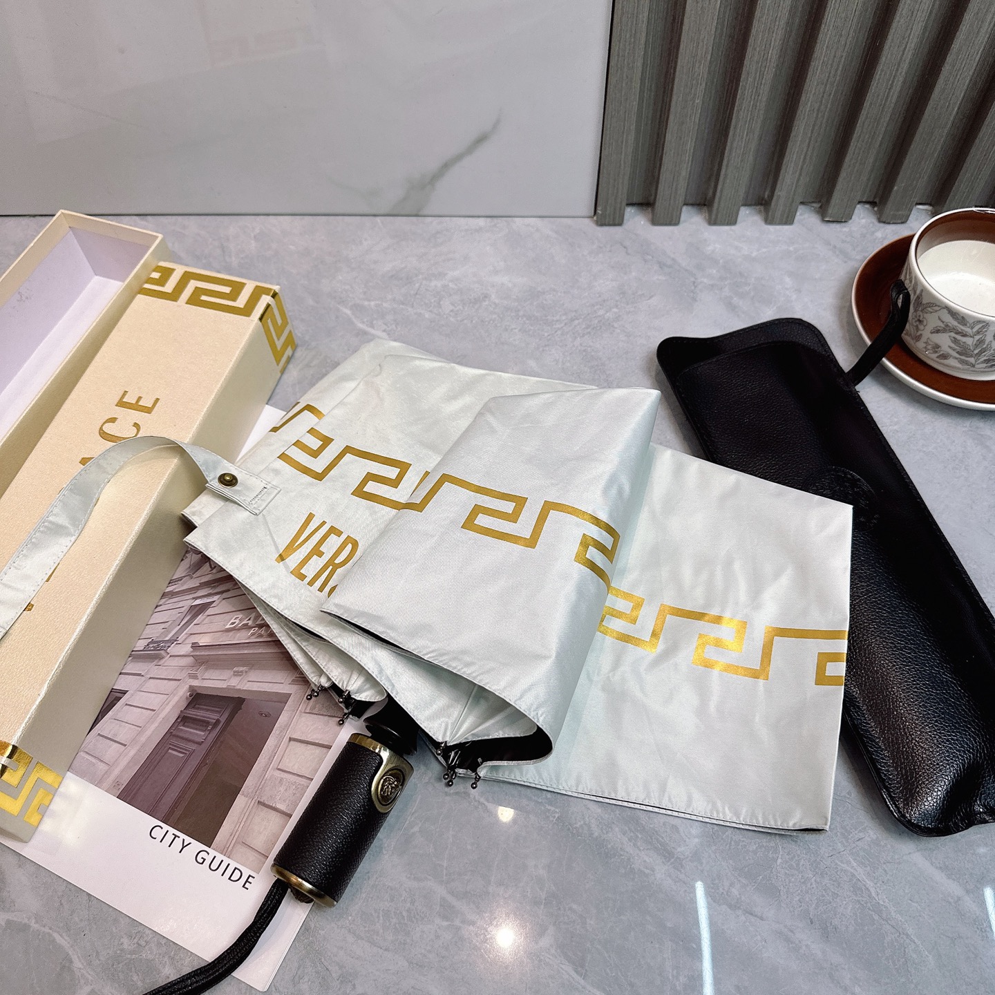  范思哲（VERSACE） 夏季新款 全自动折叠晴雨伞 
黑色涂层防晒有效阻隔紫外线99%，UPF>50