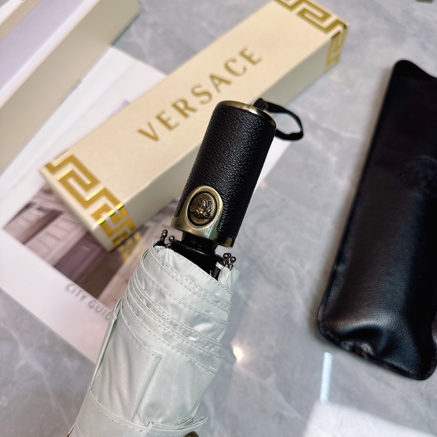  范思哲（VERSACE） 夏季新款 全自动折叠晴雨伞 
黑色涂层防晒有效阻隔紫外线99%，UPF>50