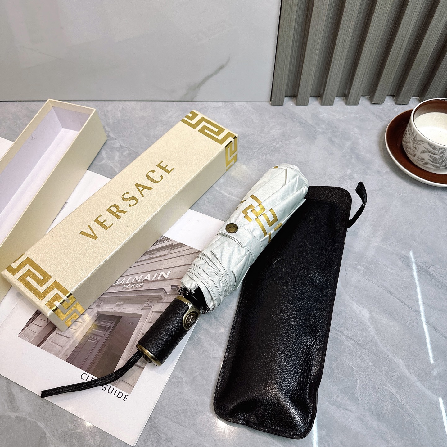  范思哲（VERSACE） 夏季新款 全自动折叠晴雨伞 
黑色涂层防晒有效阻隔紫外线99%，UPF>50