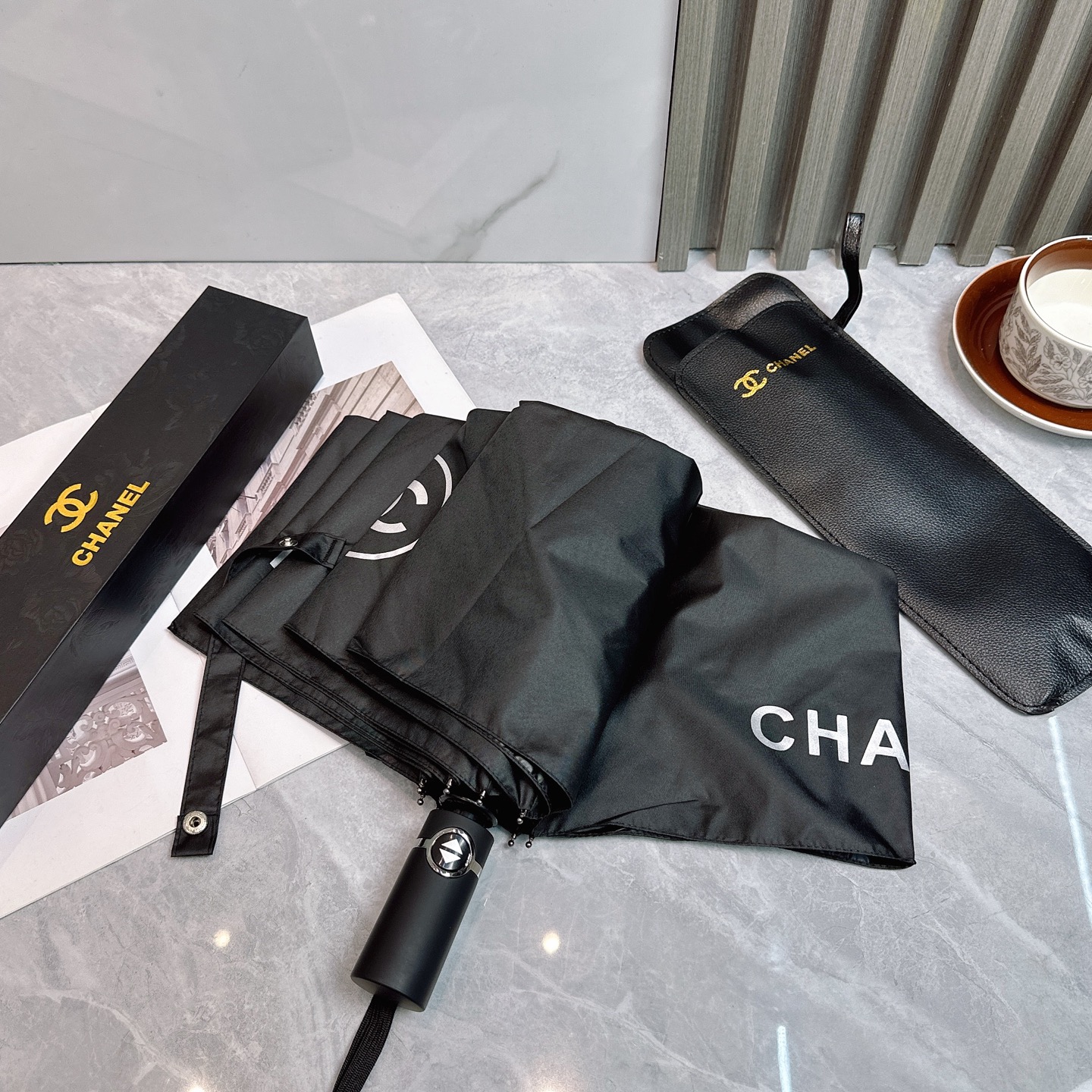 CHANEL（香奈儿）夏季新款 全自动折叠晴雨伞 
黑色涂层防晒有效阻隔紫外线99%，UPF>50 
