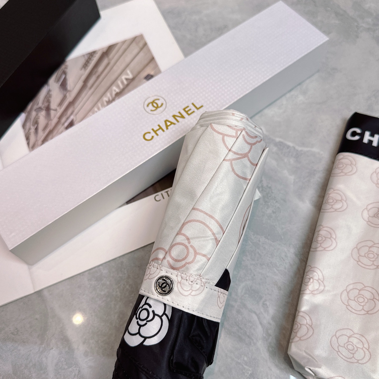  CHANEL（香奈儿）夏季新款 2025全自动折叠晴雨伞 
黑色涂层防晒有效阻隔紫外线99%，UPF>
