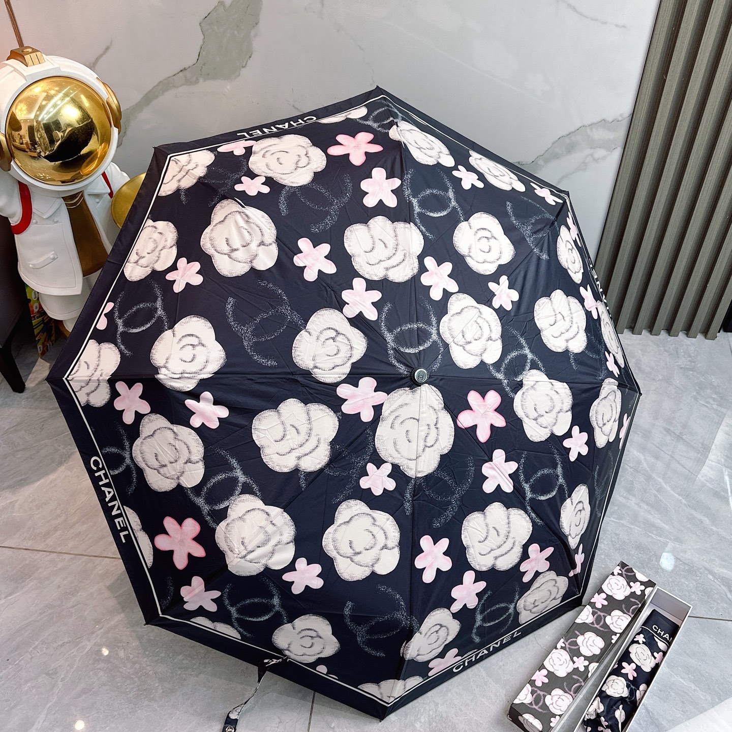 CHANEL（香奈儿）夏季新款 全自动折叠晴雨伞 
黑色涂层防晒有效阻隔紫外线99%，UPF>50 
