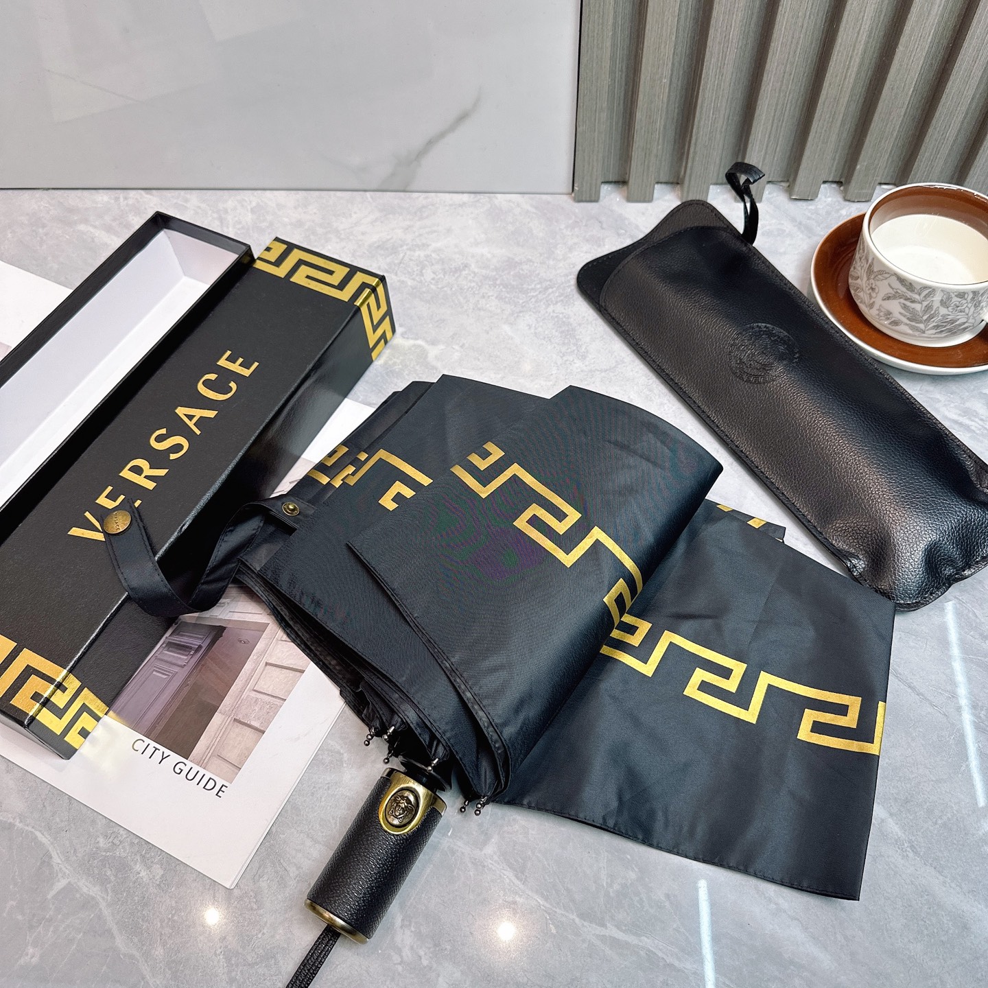  范思哲（VERSACE） 夏季新款 全自动折叠晴雨伞 
黑色涂层防晒有效阻隔紫外线99%，UPF>50