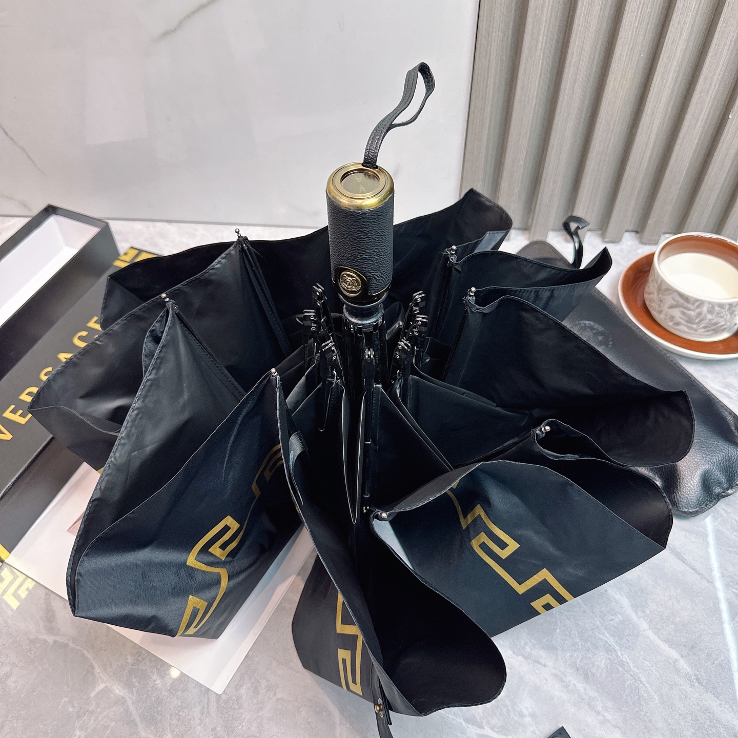  范思哲（VERSACE） 夏季新款 全自动折叠晴雨伞 
黑色涂层防晒有效阻隔紫外线99%，UPF>50