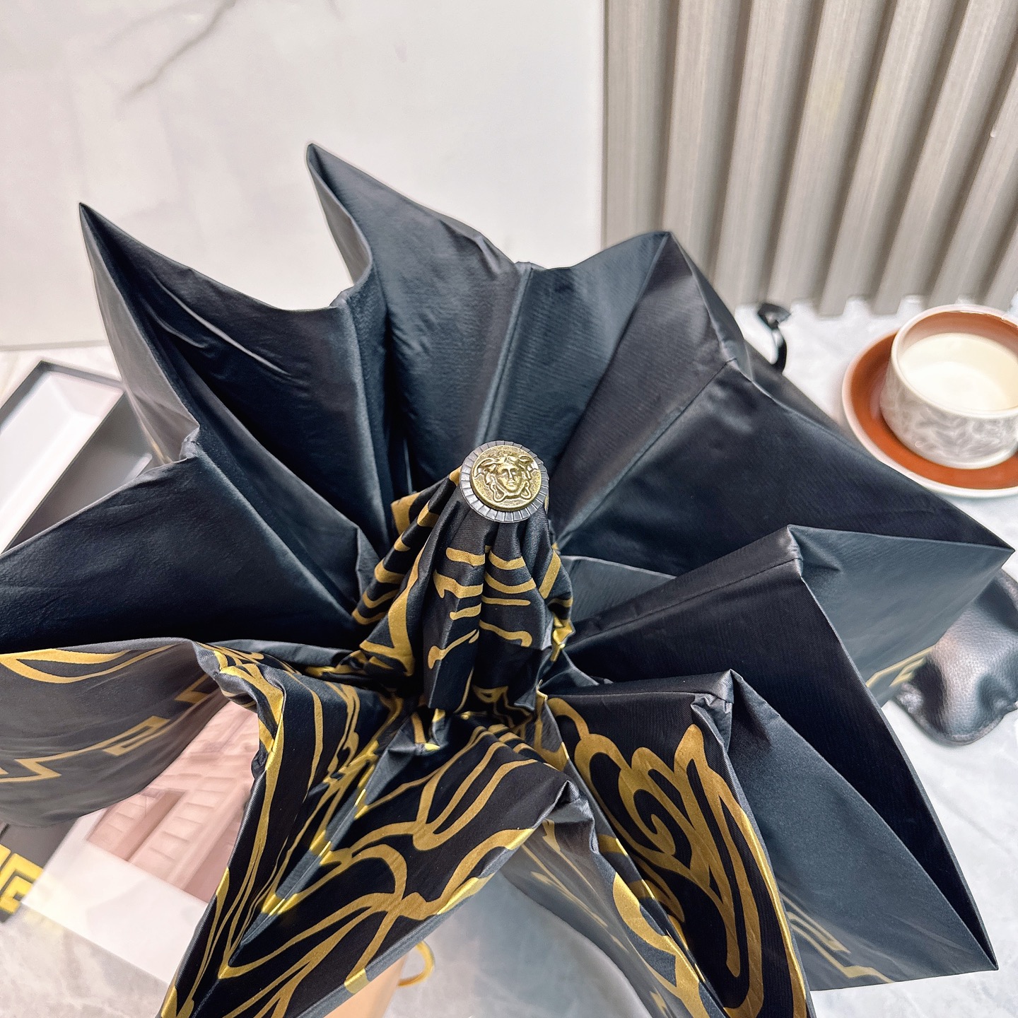  范思哲（VERSACE） 夏季新款 全自动折叠晴雨伞 
黑色涂层防晒有效阻隔紫外线99%，UPF>50