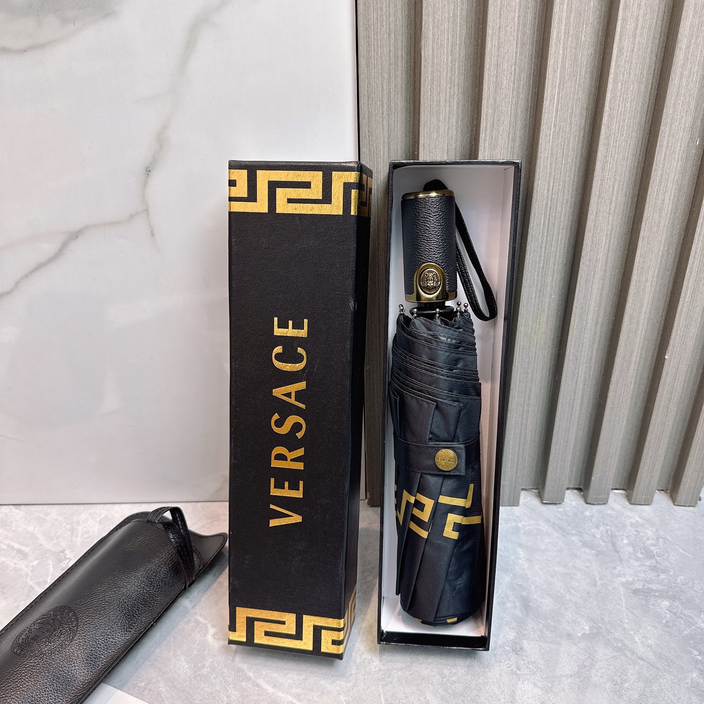  范思哲（VERSACE） 夏季新款 全自动折叠晴雨伞 
黑色涂层防晒有效阻隔紫外线99%，UPF>50