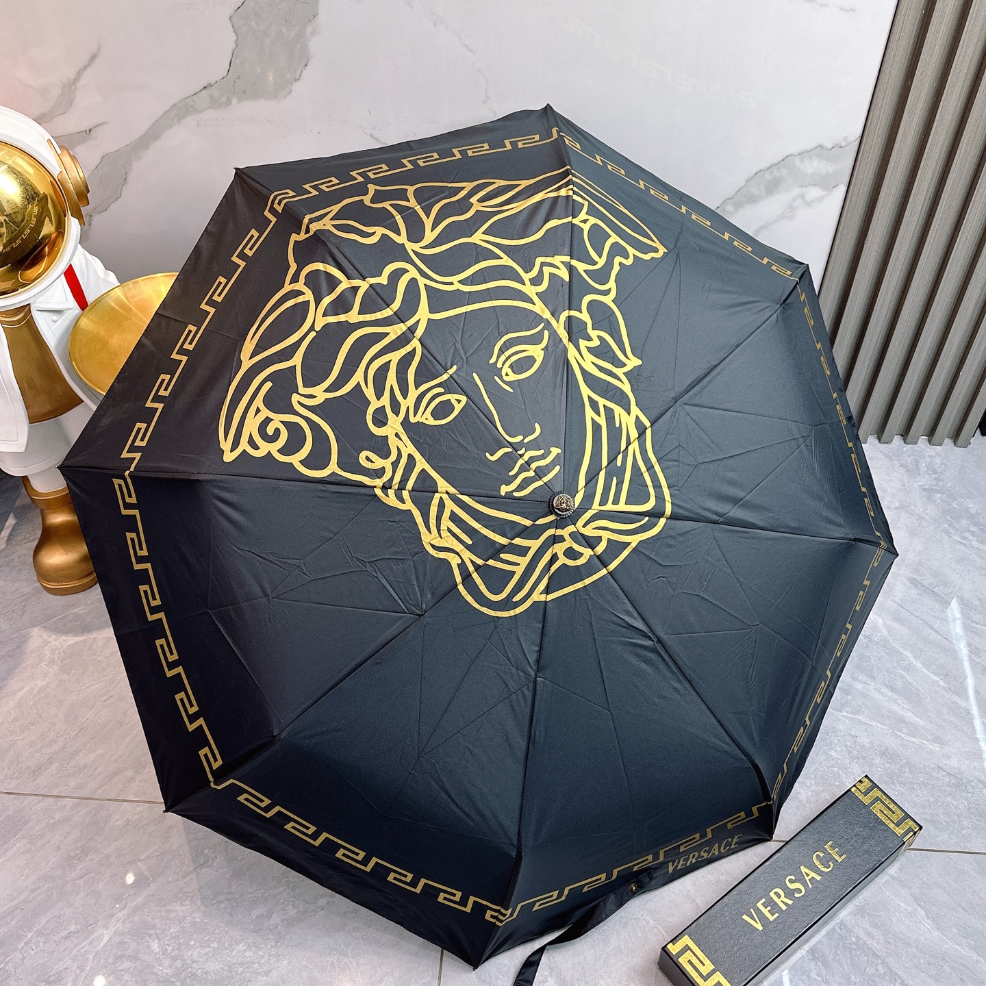  范思哲（VERSACE） 夏季新款 全自动折叠晴雨伞 
黑色涂层防晒有效阻隔紫外线99%，UPF>50