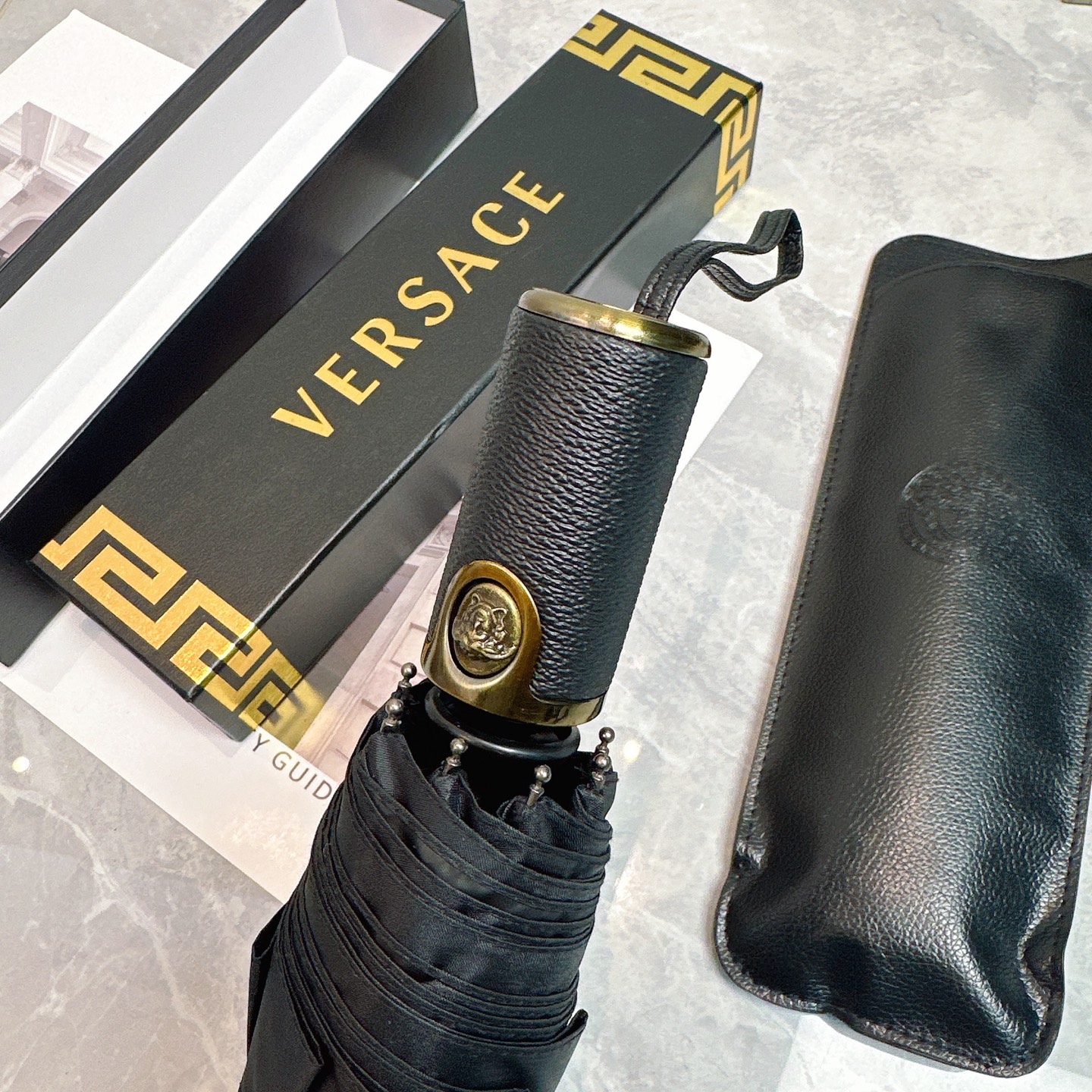  范思哲（VERSACE） 夏季新款 全自动折叠晴雨伞 
黑色涂层防晒有效阻隔紫外线99%，UPF>50