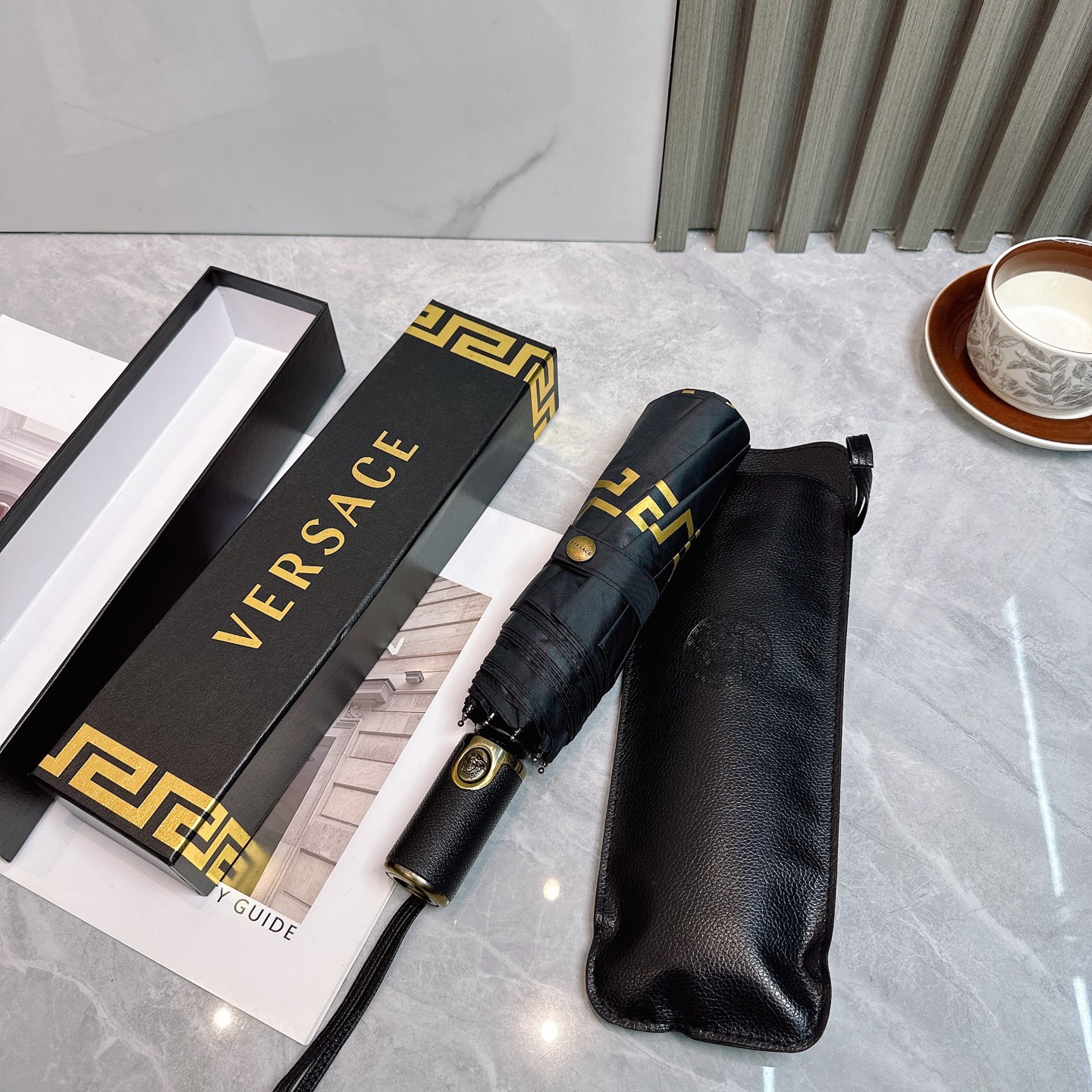  范思哲（VERSACE） 夏季新款 全自动折叠晴雨伞 
黑色涂层防晒有效阻隔紫外线99%，UPF>50