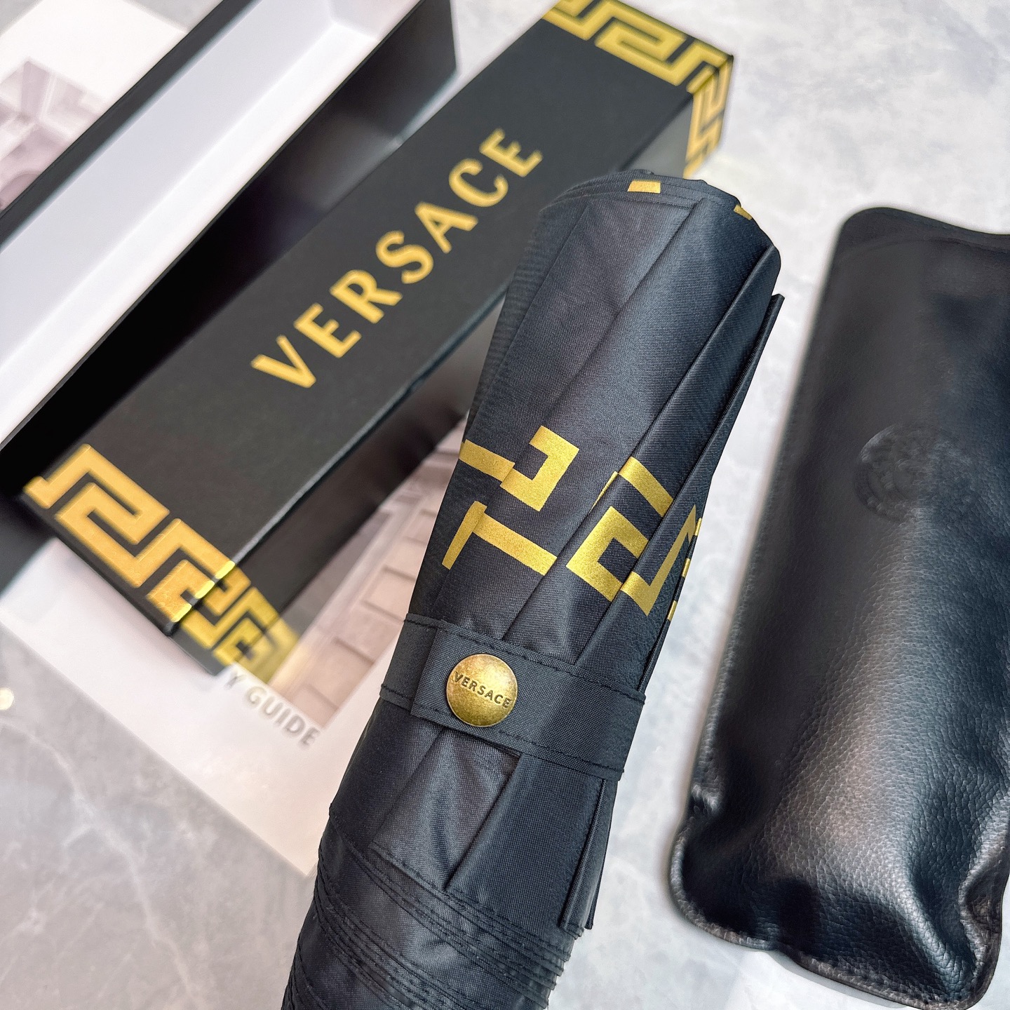  范思哲（VERSACE） 夏季新款 全自动折叠晴雨伞 
黑色涂层防晒有效阻隔紫外线99%，UPF>50
