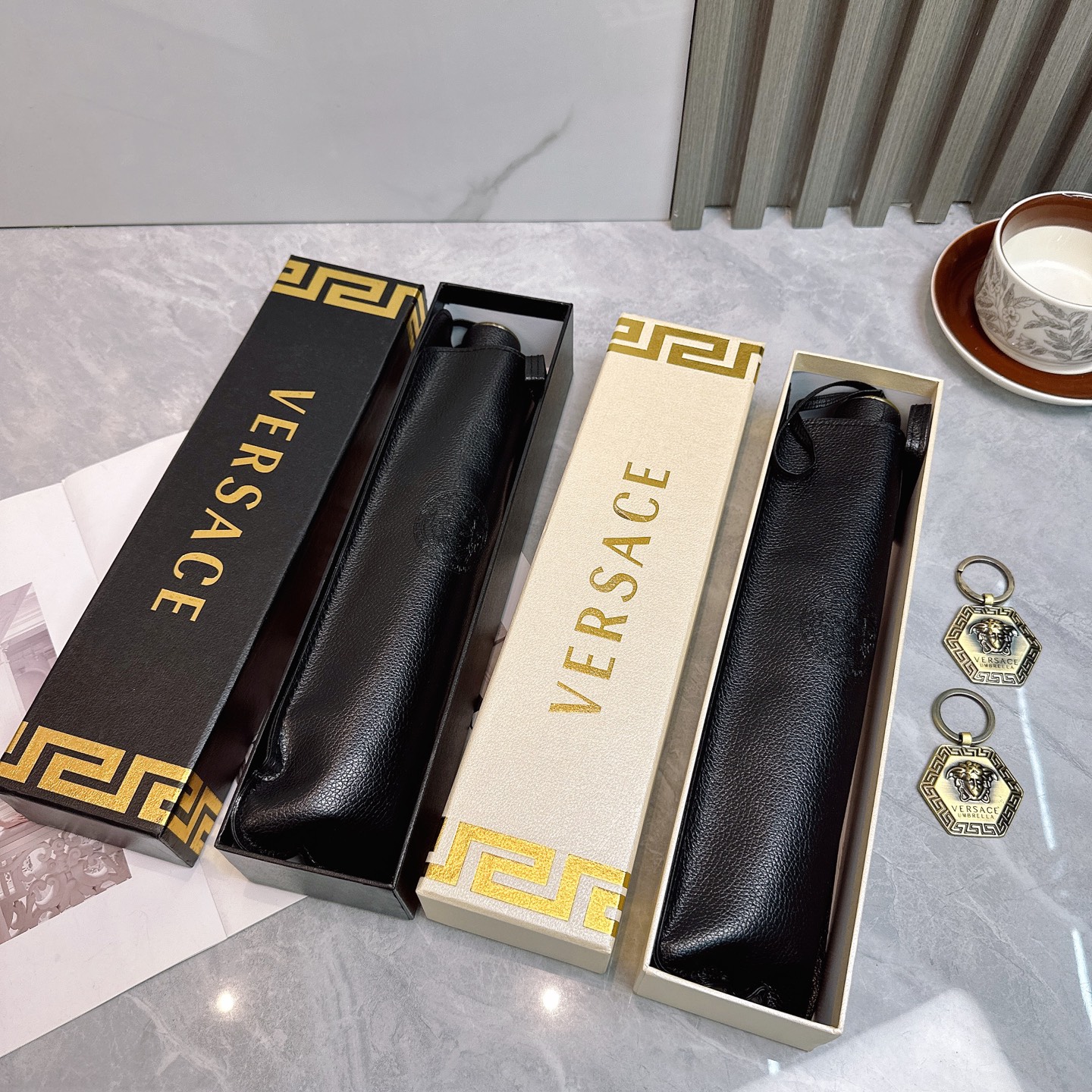  范思哲（VERSACE） 夏季新款 全自动折叠晴雨伞 
黑色涂层防晒有效阻隔紫外线99%，UPF>50