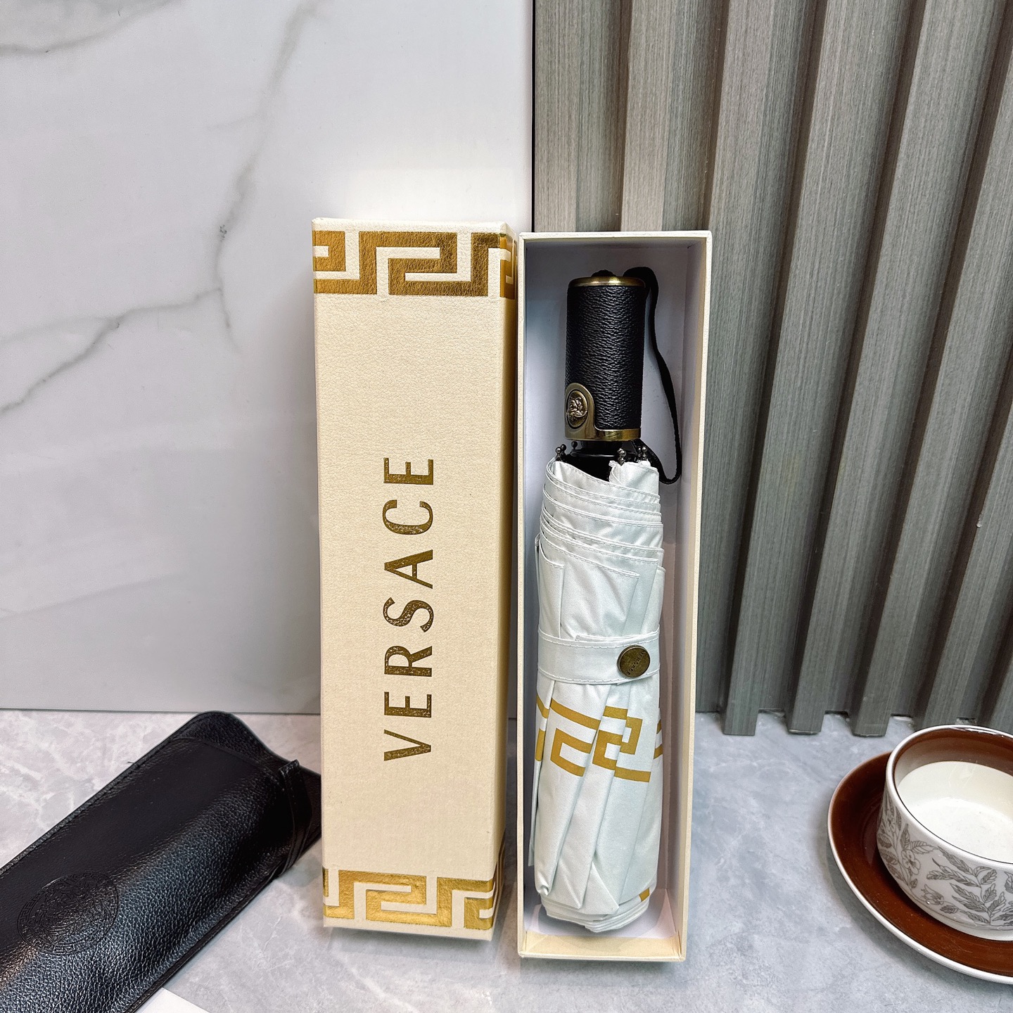  范思哲（VERSACE） 夏季新款 全自动折叠晴雨伞 
黑色涂层防晒有效阻隔紫外线99%，UPF>50