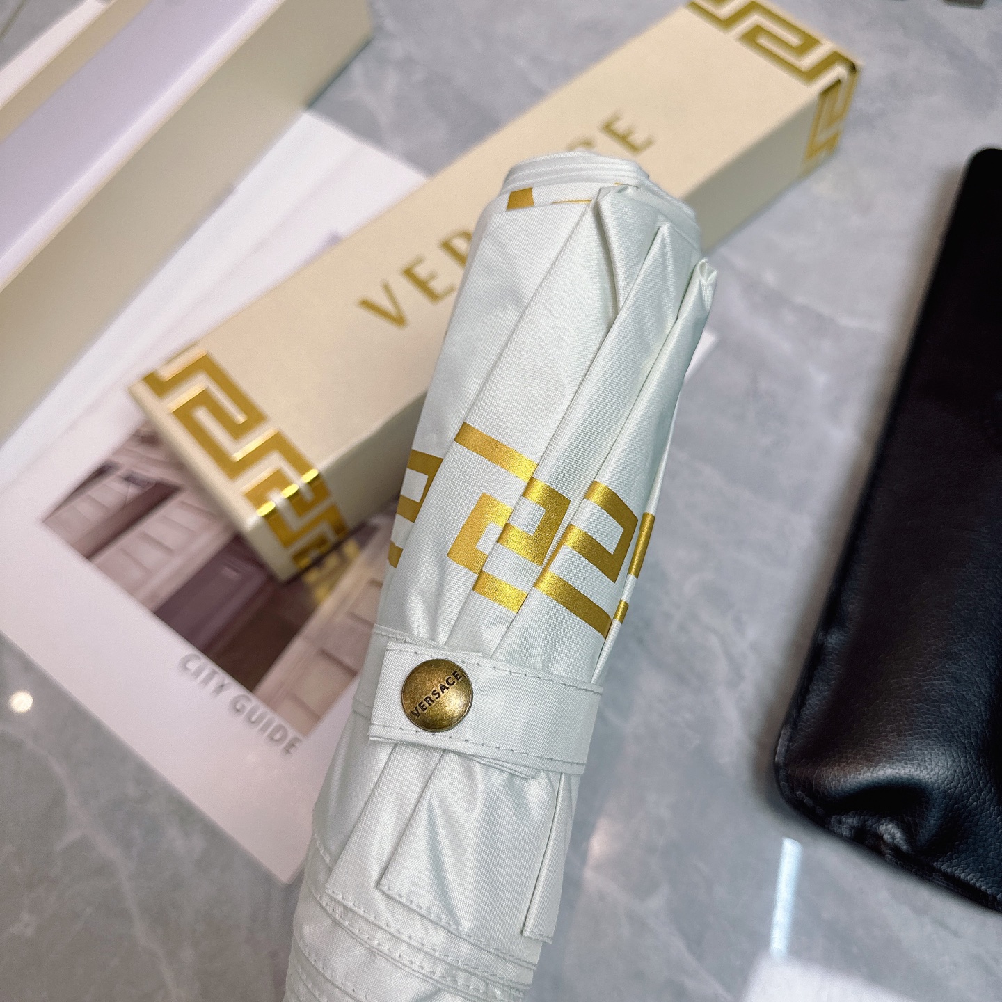  范思哲（VERSACE） 夏季新款 全自动折叠晴雨伞 
黑色涂层防晒有效阻隔紫外线99%，UPF>50