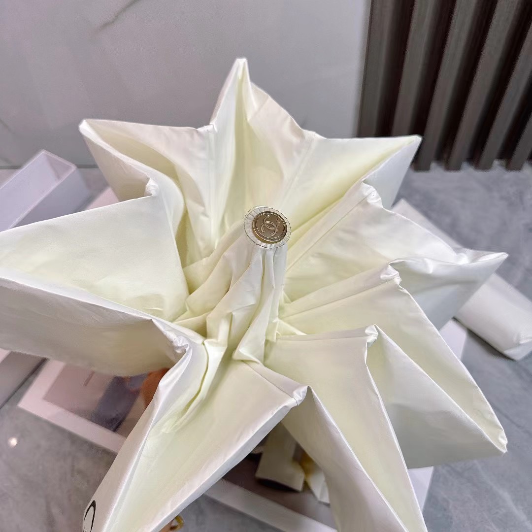  香奈儿（CHANEL）三折手开款💋💋💋 高端玫瑰花手柄专柜夏季新款 采用加镁铝合金伞骨超轻超坚韧 很有