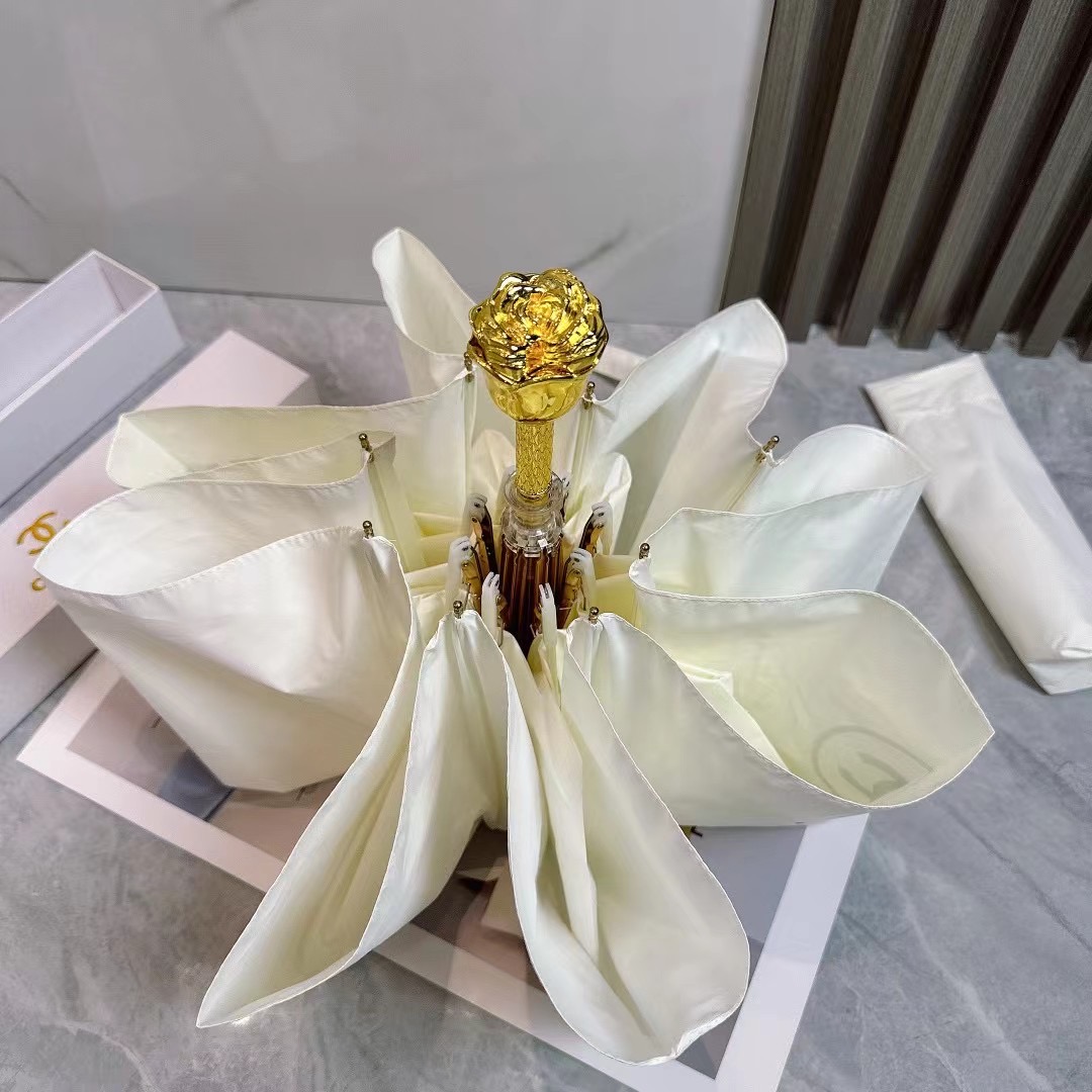  香奈儿（CHANEL）三折手开款💋💋💋 高端玫瑰花手柄专柜夏季新款 采用加镁铝合金伞骨超轻超坚韧 很有