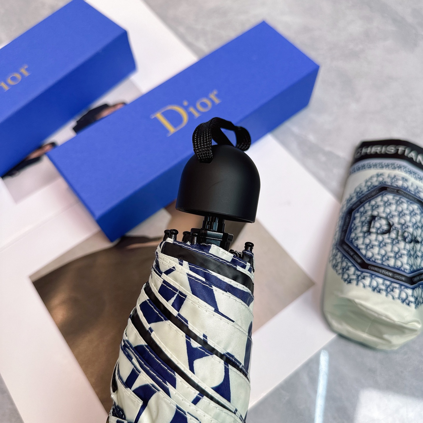  迪奥 Dior新款老花五折手开晴雨伞 
内里黑色涂层防晒有效阻隔紫外线99%，UPF>50 
所以能起