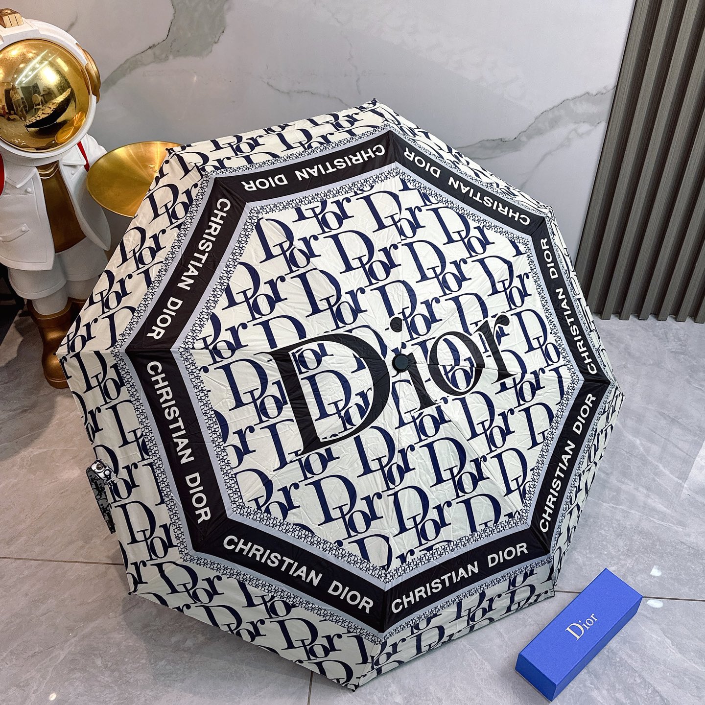  迪奥 Dior新款老花五折手开晴雨伞 
内里黑色涂层防晒有效阻隔紫外线99%，UPF>50 
所以能起