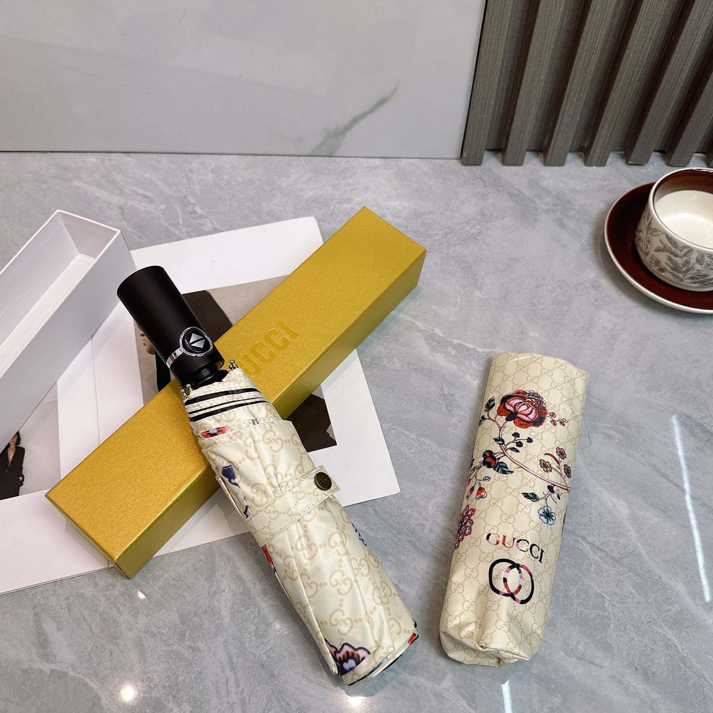  GUCCI（古驰 ）夏季新款 折叠晴雨伞 
黑色涂层防晒有效阻隔紫外线99%，UPF>50 
所以能起