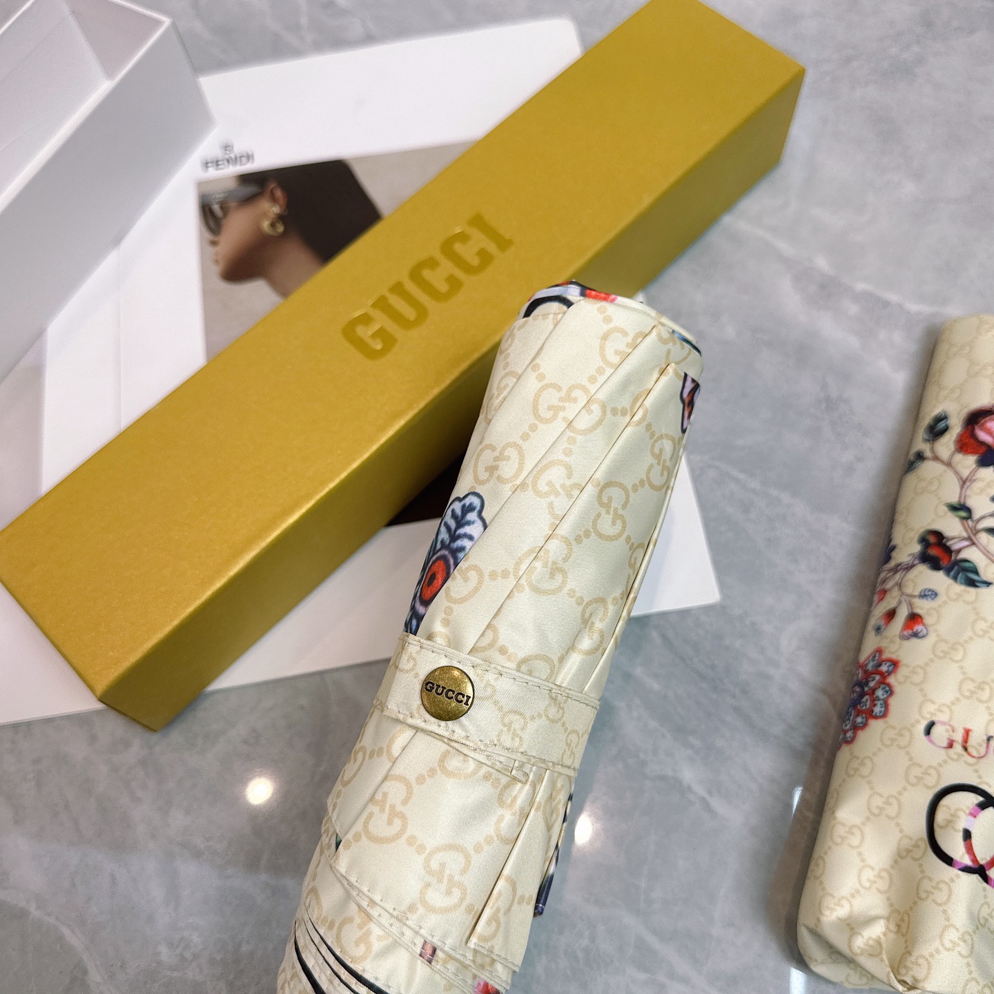  GUCCI（古驰 ）夏季新款 折叠晴雨伞 
黑色涂层防晒有效阻隔紫外线99%，UPF>50 
所以能起