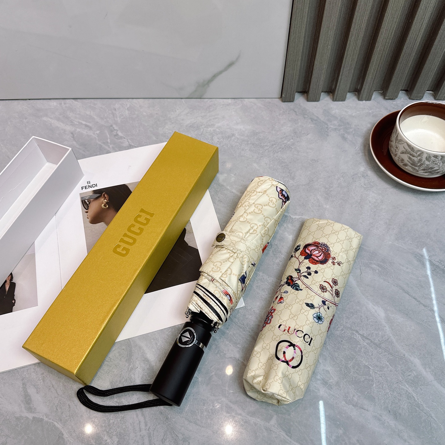  GUCCI（古驰 ）夏季新款 折叠晴雨伞 
黑色涂层防晒有效阻隔紫外线99%，UPF>50 
所以能起